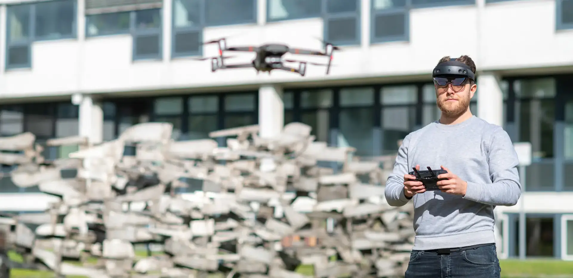 Studierender fliegt einen Roboter mit einer Virtuell Reality Brille