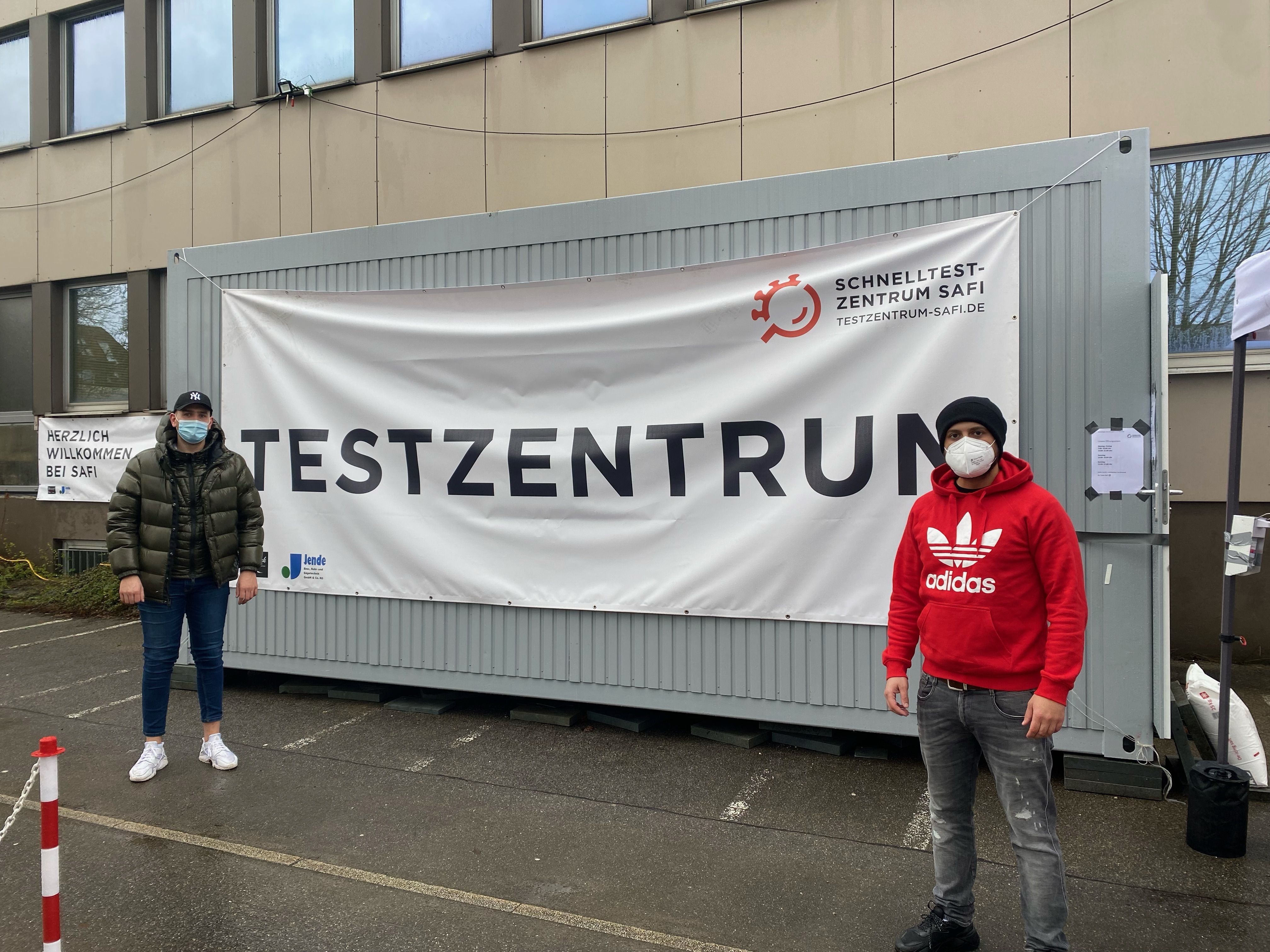  v.l.n.r. Finn Binczyzk und Emrah Sahin vor ihrem Testzentrum Foto: FH