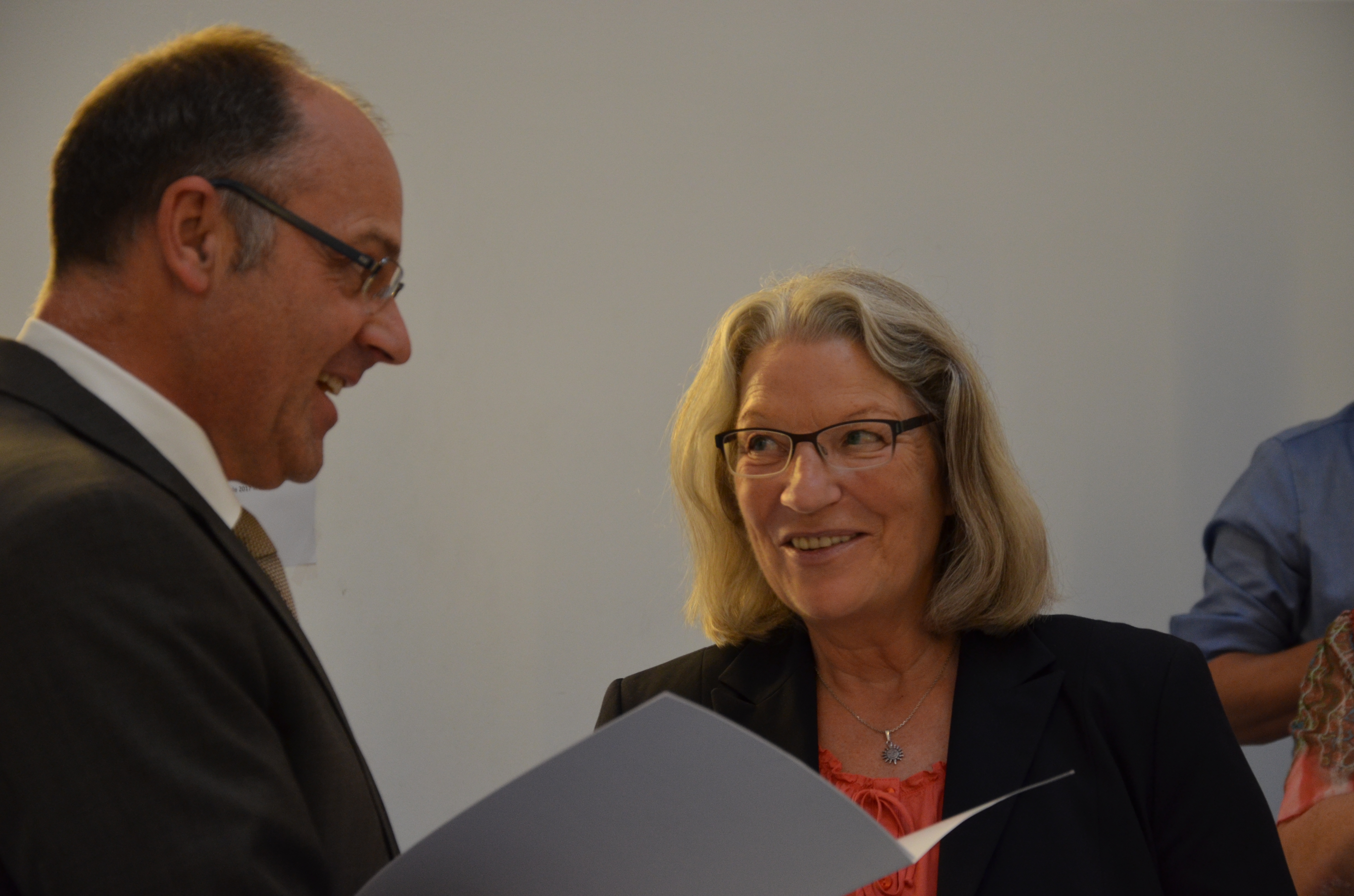 Prof. Dr. Claus Schuster, Rektor der Fachhochschule Südwestfalen, verabschiedete Ingrid Tönges in den Ruhestand.