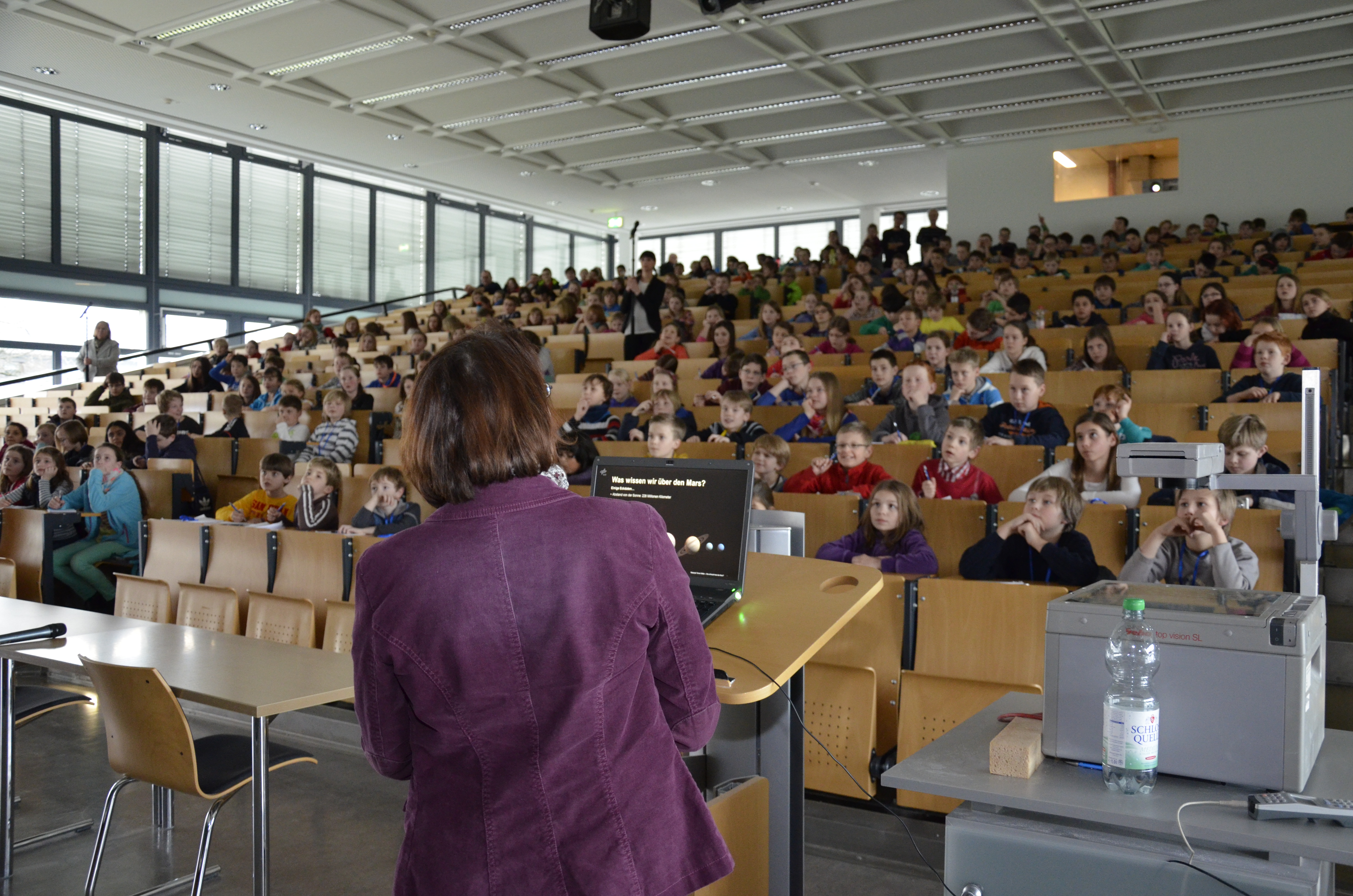 Dr. Sylvia Rückheim ist die Weltraum-Expertin der Hagener Kinder-Uni. Im letzten Jahr ging sie auf Mars-Mission. Diesmal bleibt sie auf der Erde. Oder auch nicht. 