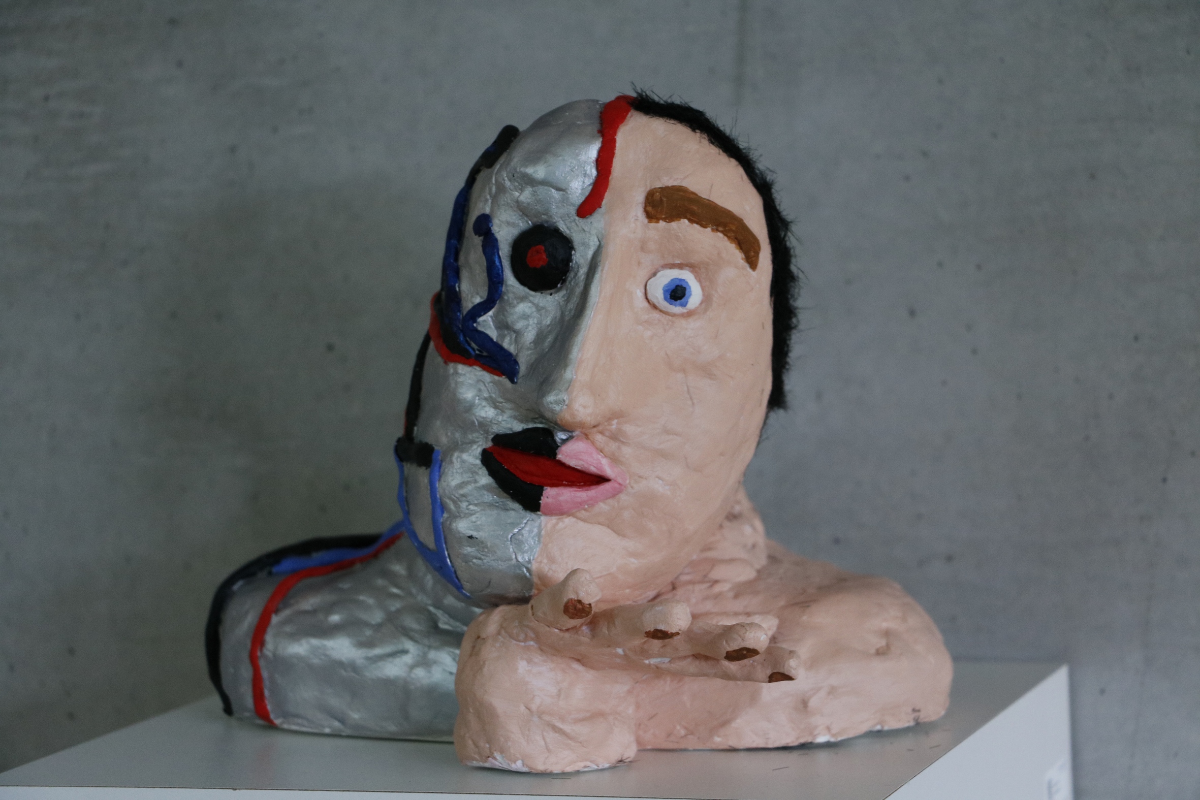 Ein Teil der Kunstwerke beschäftigt sich mit dem Thema „Mensch und Technik“