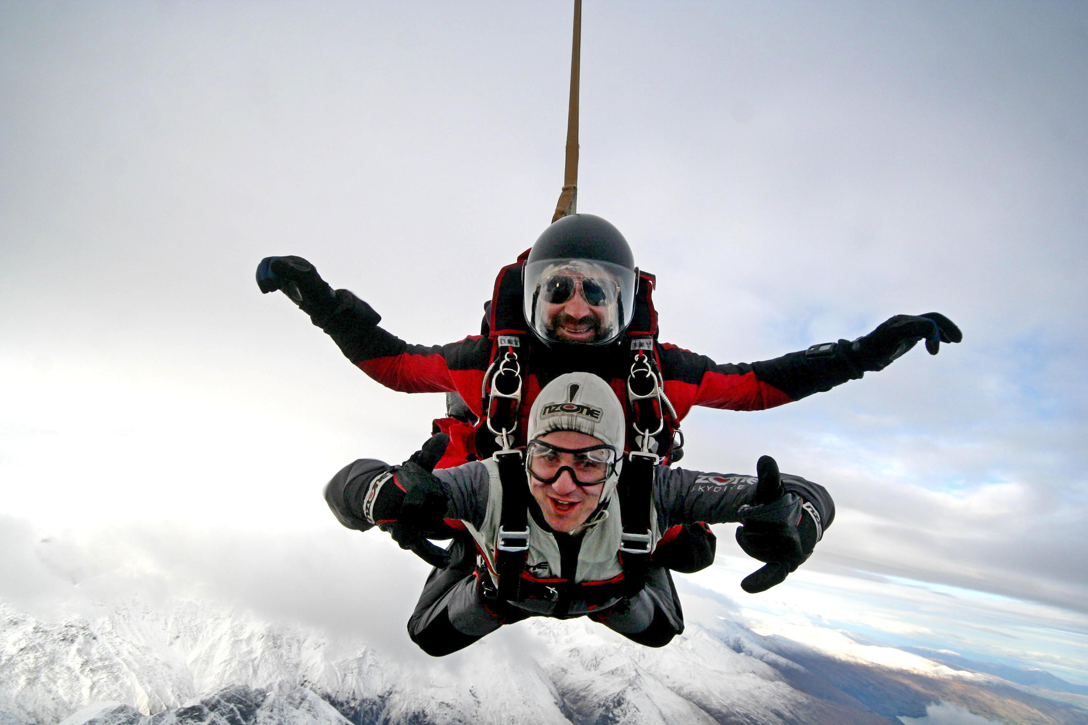 Bernardos schönstes Erlebnis in Neuseeland: 45 Sekunden „Freefall“ über schneebedeckten Bergen Foto: Privat