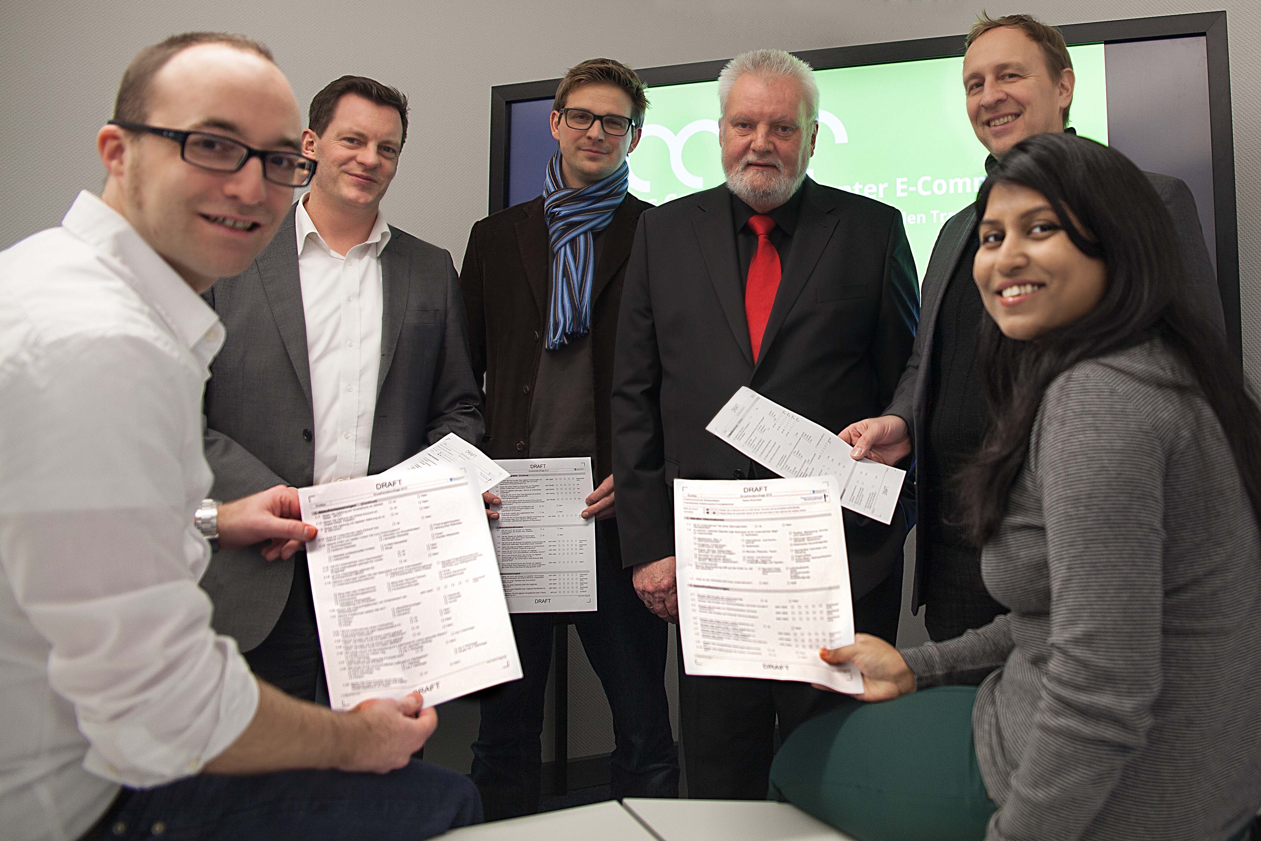 (v.li.) Lars Bollweg, Prof. Dr. Peter Weber, Dirk Göttlicher (Wirtschaft und Marketing Soest) Reinhold Lehde und Frank Strothkamp (Vorstand Verein Soester Wirtschaft) sowie Sadia Sharmeen stellten das Projekt jetzt vor. Foto: FH 