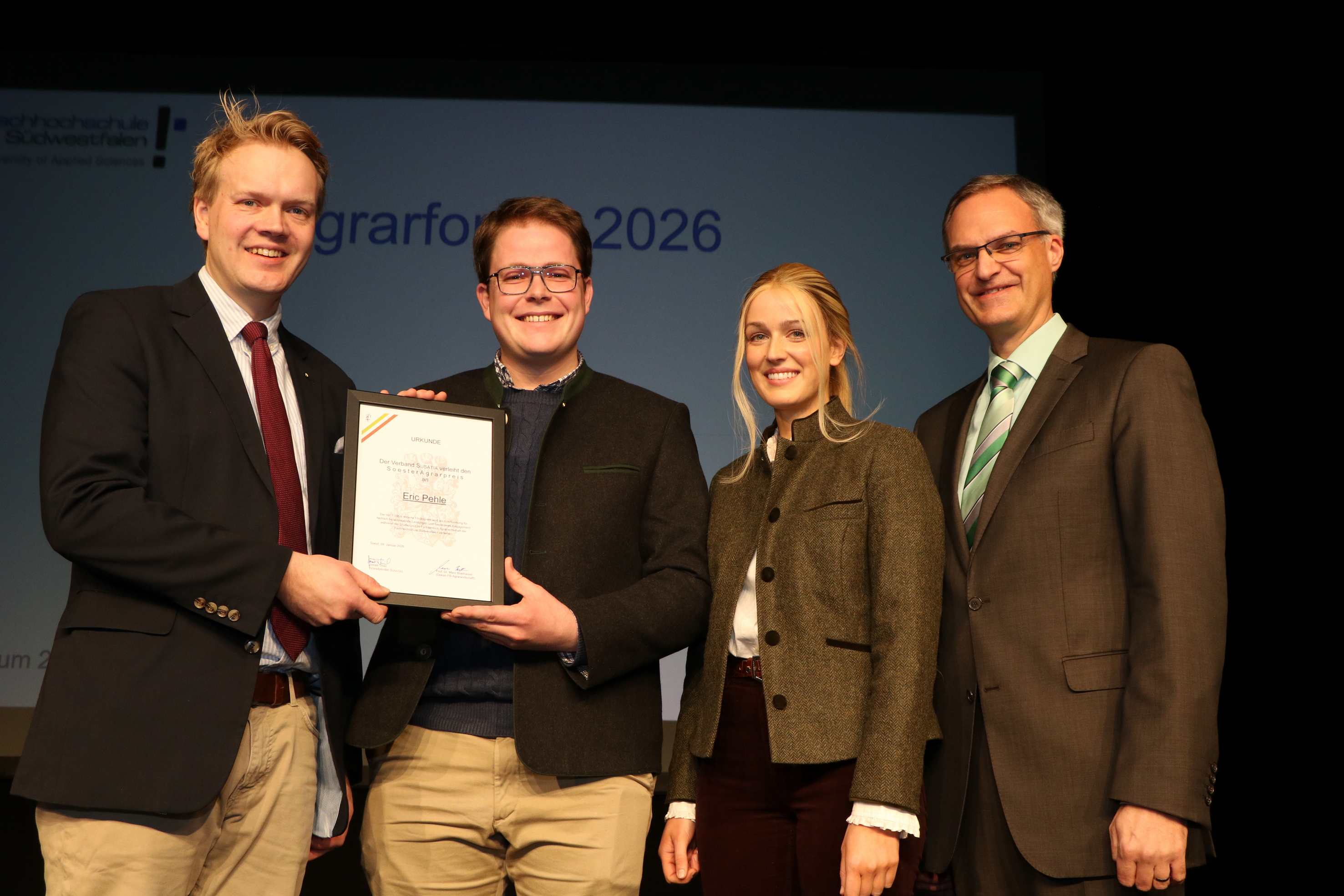 Der Soester Agrarpreis-Träger 2026 Eric Christoph Pehle (2. v. l.) mit den Susatia-Vorsitzenden Jonas Thiel und Marie Hoffmann sowie Dekan Prof. Dr. Marc Boelhauve / Fotos: Sandra Pösentrup, FH Südwestfalen