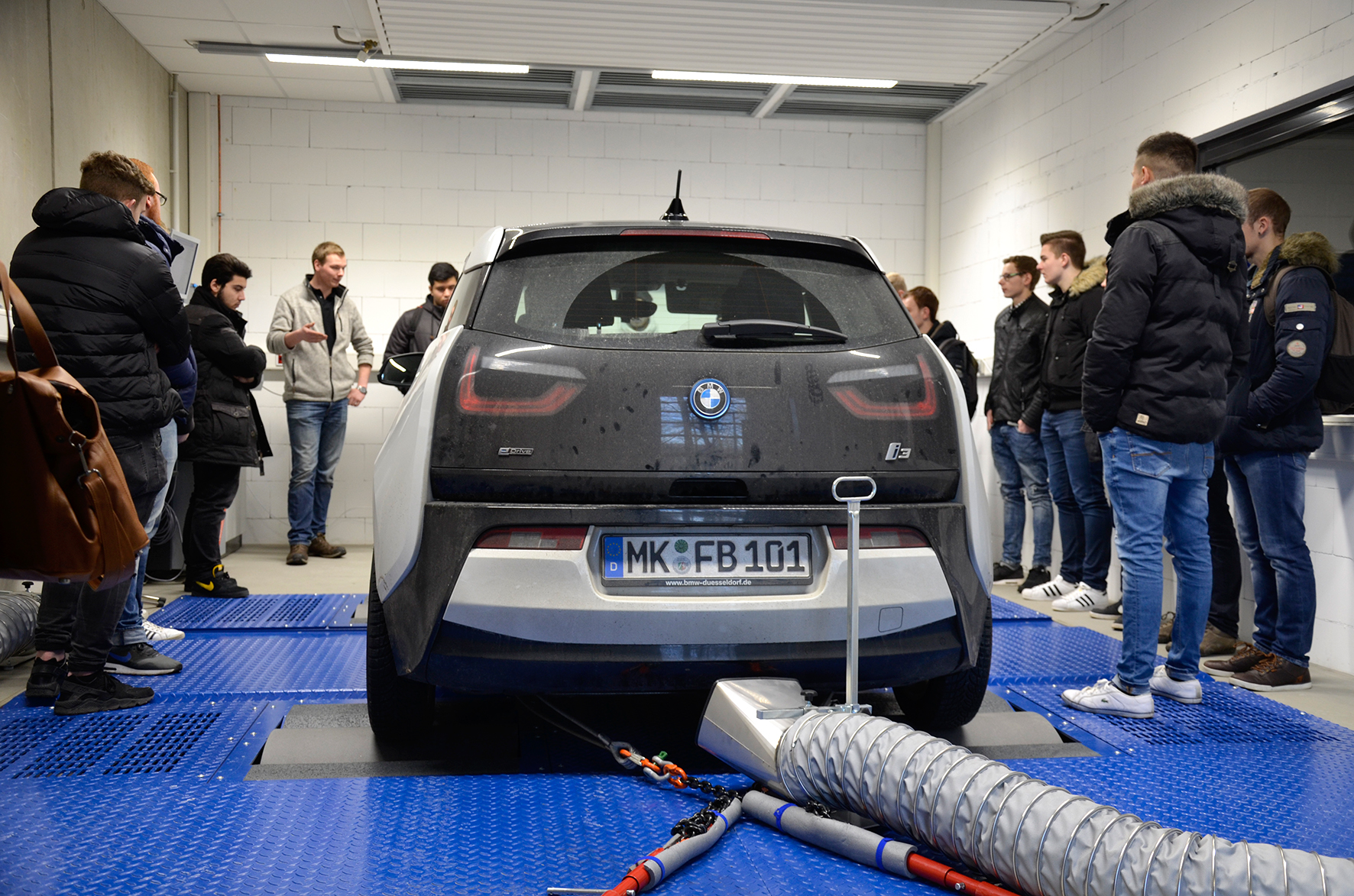 Student Markus Bücker erklärte den Schülern den Allradleistungsprüfstand und gab einen Überblick über Leistungsmessungen im Fahrzeug.