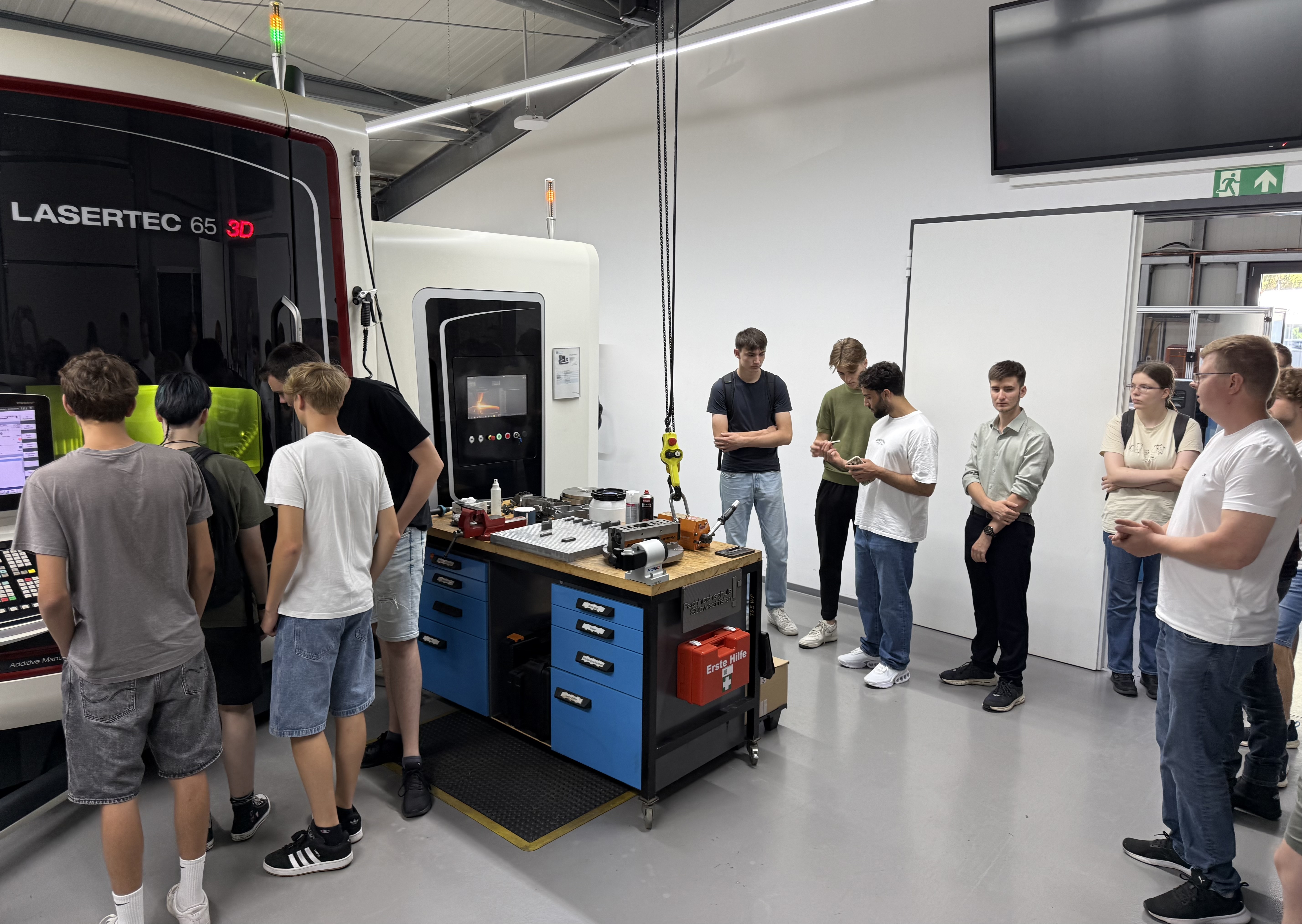 Stefan Künne (re.) beantwortete die Fragen der Schülerinnen und Schüler im 3-D-Druckzentrum.
