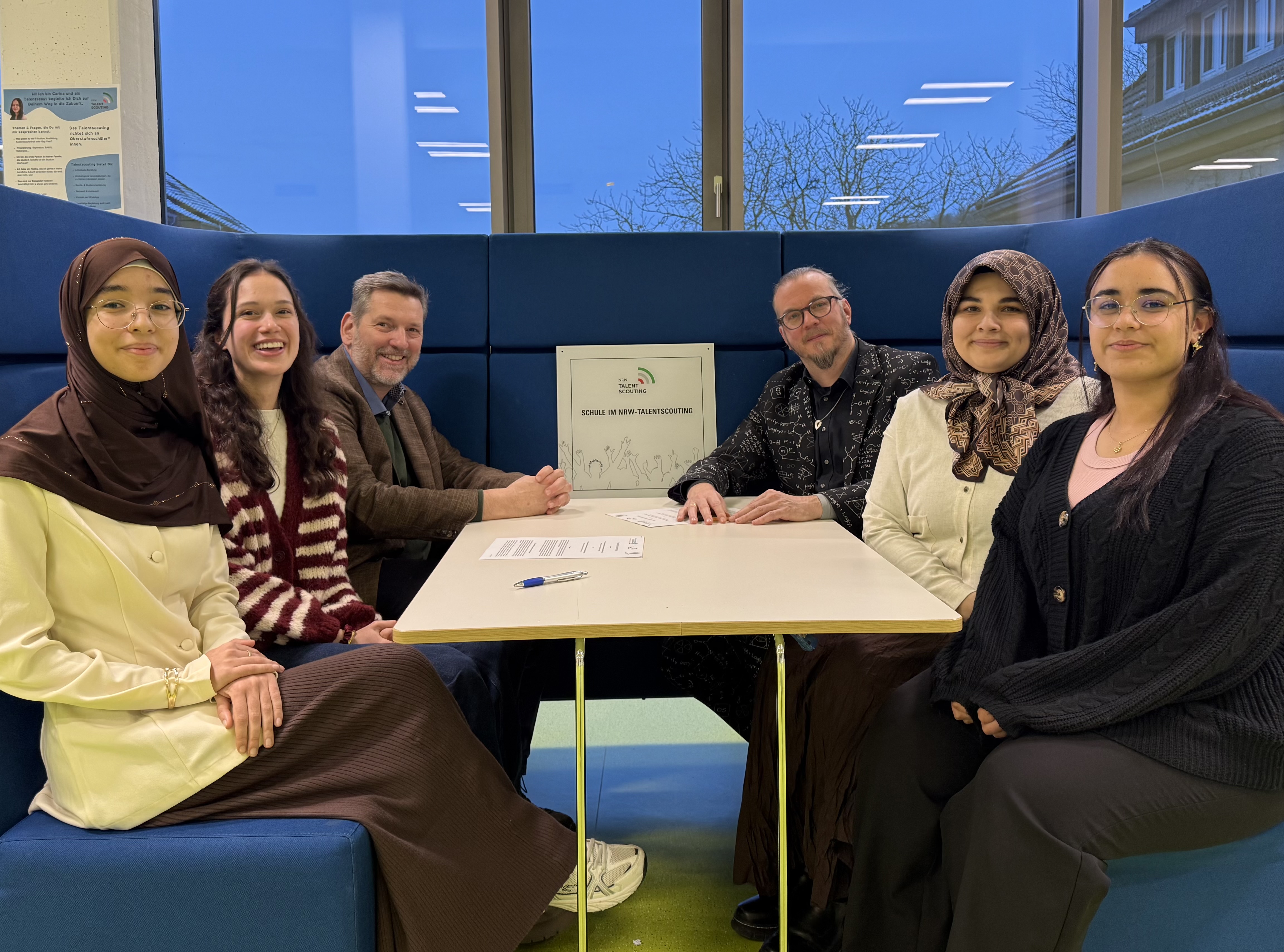 Carina Fast (2. v. li.) arbeitet als Talentscout bereits mit Hajar Rajia (li.) und Hajar El Khaddari zusammen. Schulsozialpädagogin Berna Yildirim (2. v. re.) freut sich über den Vertrag, den Dr. Ulrich Müller und Daniel Asmuth (v li.) unterzeichneten.