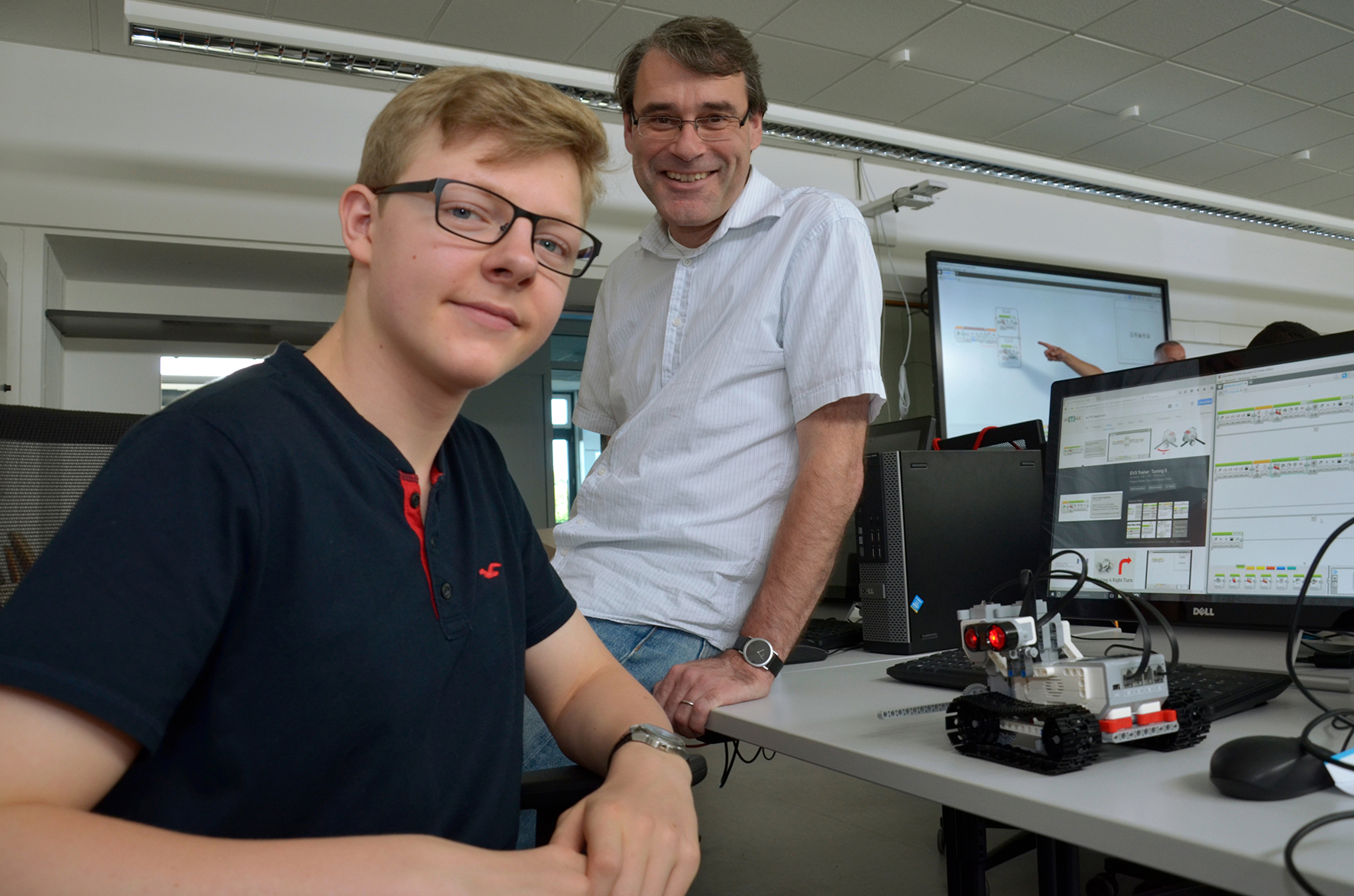(v.l.n.r.) Felix König mit seinem Mentor Prof. Dr. Andreas de Vries
