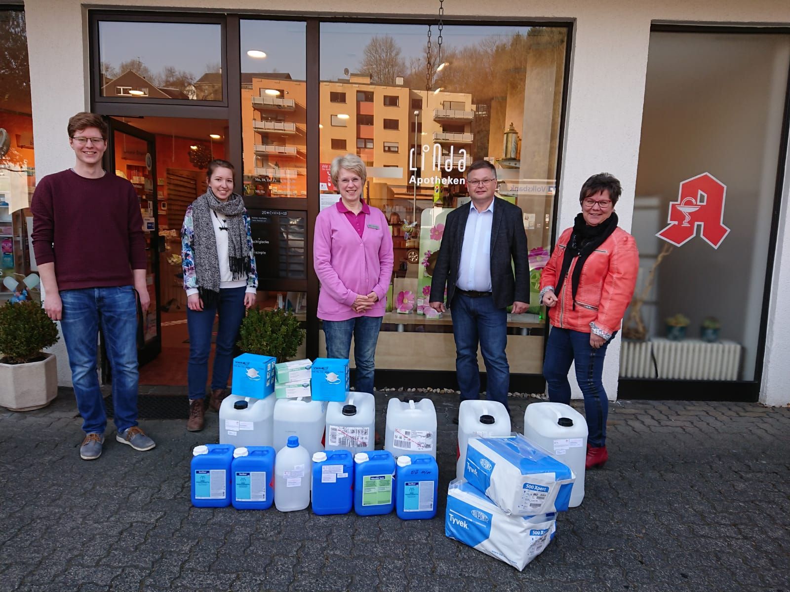 Übergabe der Spenden in der Mühlenapotheke in Altena (v.l.n.r.) Niklas Nawrath, Julia Giesbrecht, Maria Nawrath, Dr. Andrzej Ploch und Elisabeth Pilsner