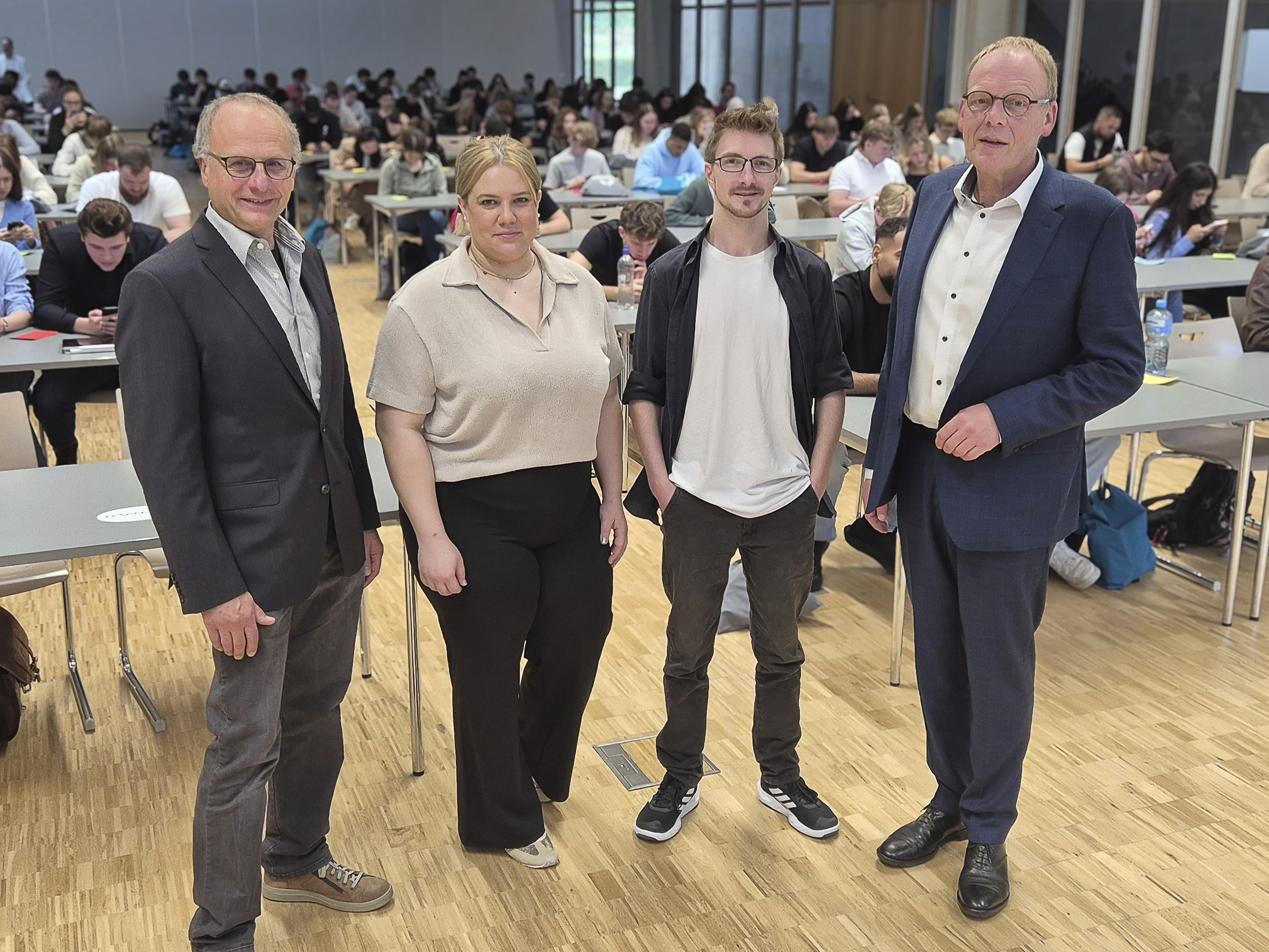 Begrüßten die Erstis: (v. l.): Dekan Prof. Dr. Wolfgang Wiest, Charlotte Nora Siebers und Sven Junge von der Studierendenschaft sowie Bürgermeister Christoph Weber / Foto: Christian Klett, FH Südwestfalen