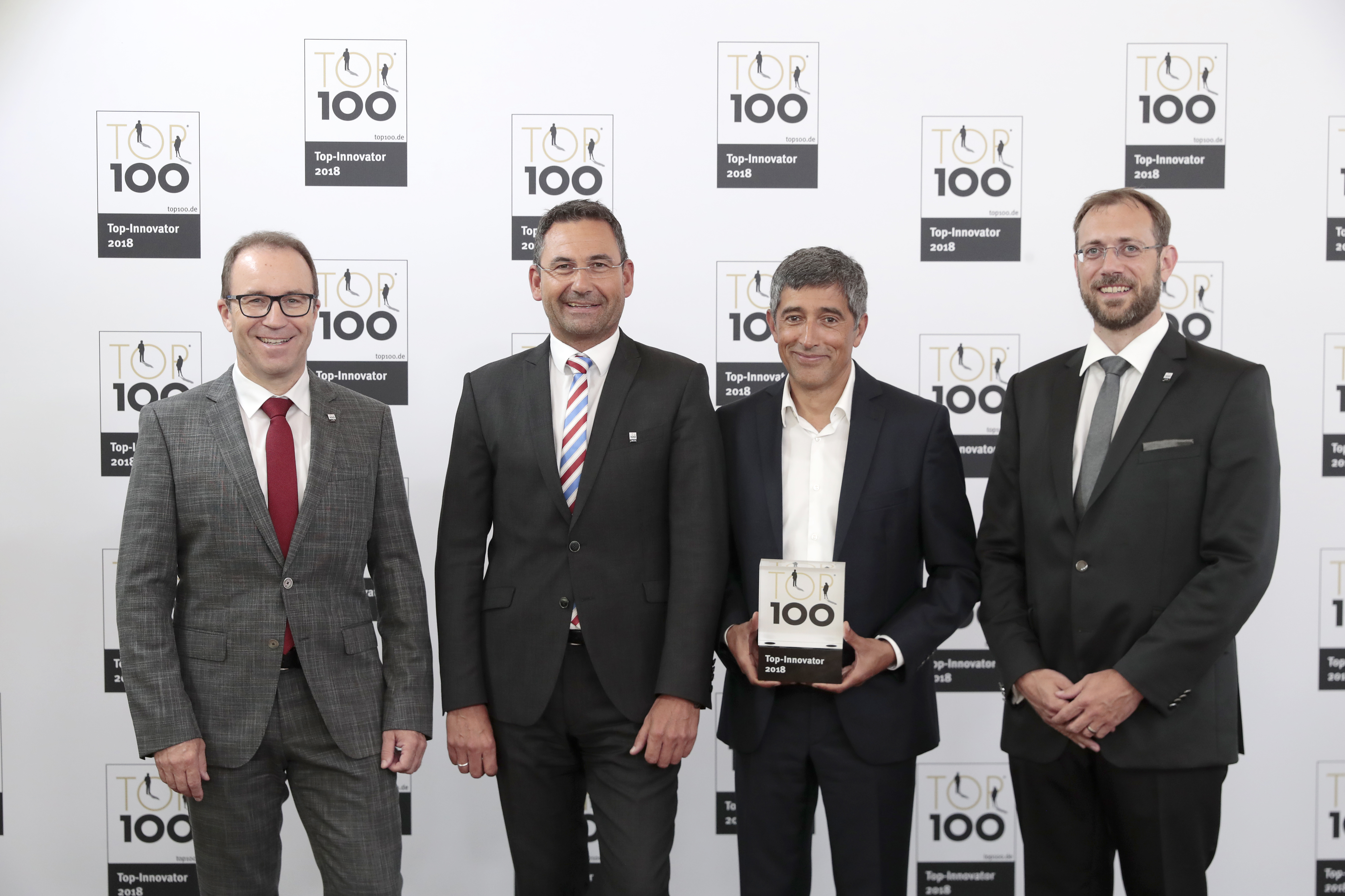Bei der Preisverleihung des Top 100-Siegels: (4.v.l.) Dr. Michael Marré ( Foto: compamedia)