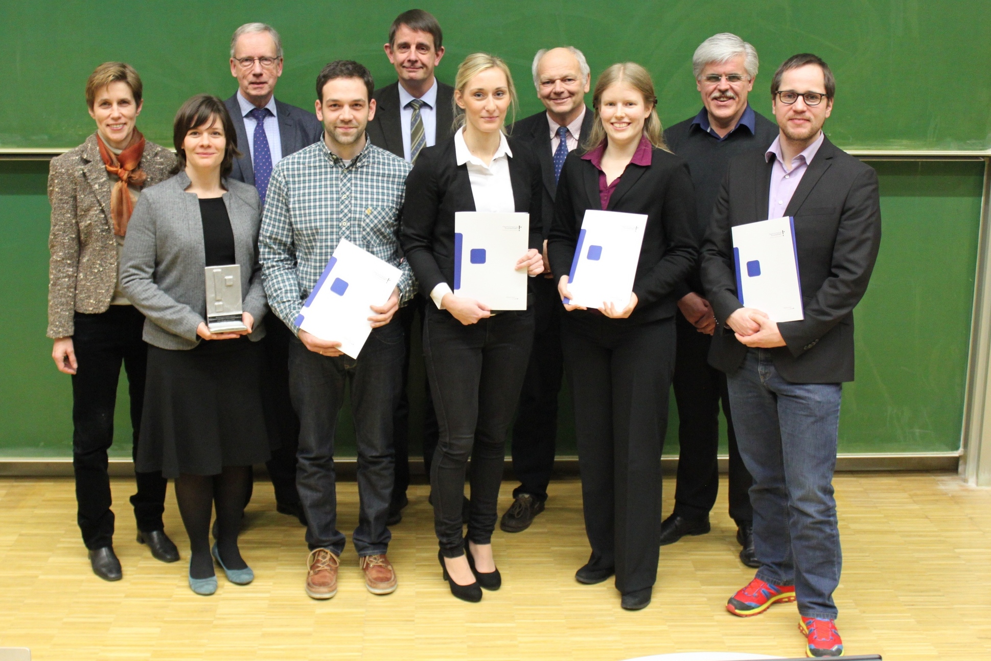 Die Preisträger (vordere Reihe v.l.): Prof. Dr. Bianca Will, Philipp Weber, Désirée Tank, Monika Tigges, Sebastian Helleberg mit ihren Betreuern, Dekanin Prof. Dr. Monika (l.) und dem ersten Vorsitzenden Wolfgang Krappe (3. v. l.)
