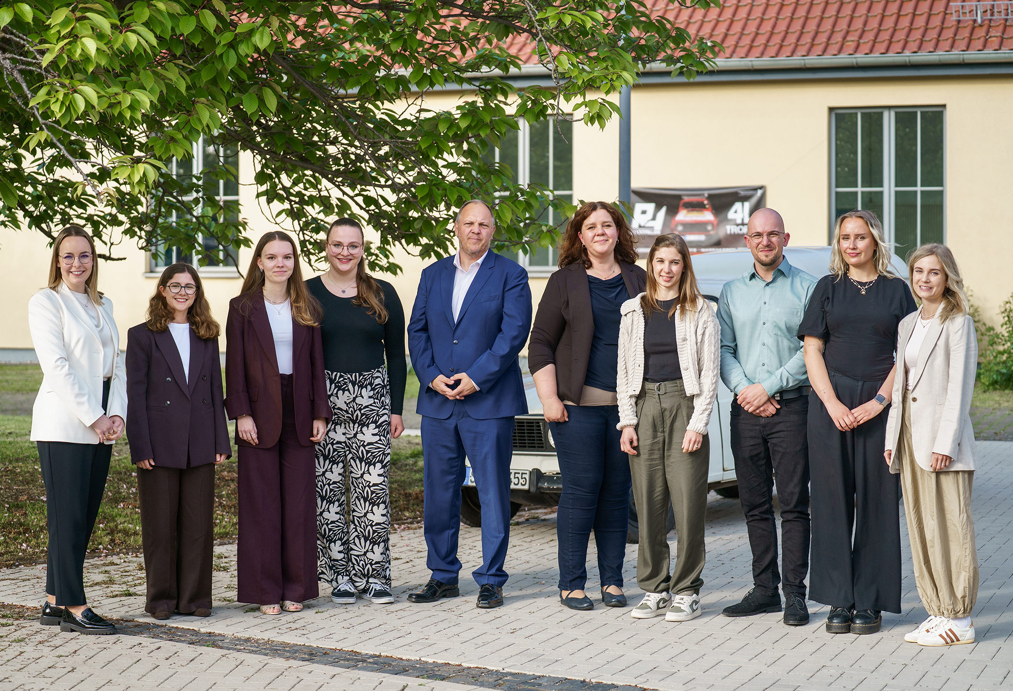 Tobias Eikel, Geschäftsführer Ev. Kindergartenverbund Soest-Arnsberg (Mitte) und Dekanin Prof. Dr. Karin Wehmeyer (5. v. re.) waren beeindruckt von der thematischen Vielfalt der ausgezeichneten Abschlussarbeiten. Fotos (2): Jennifer Herz