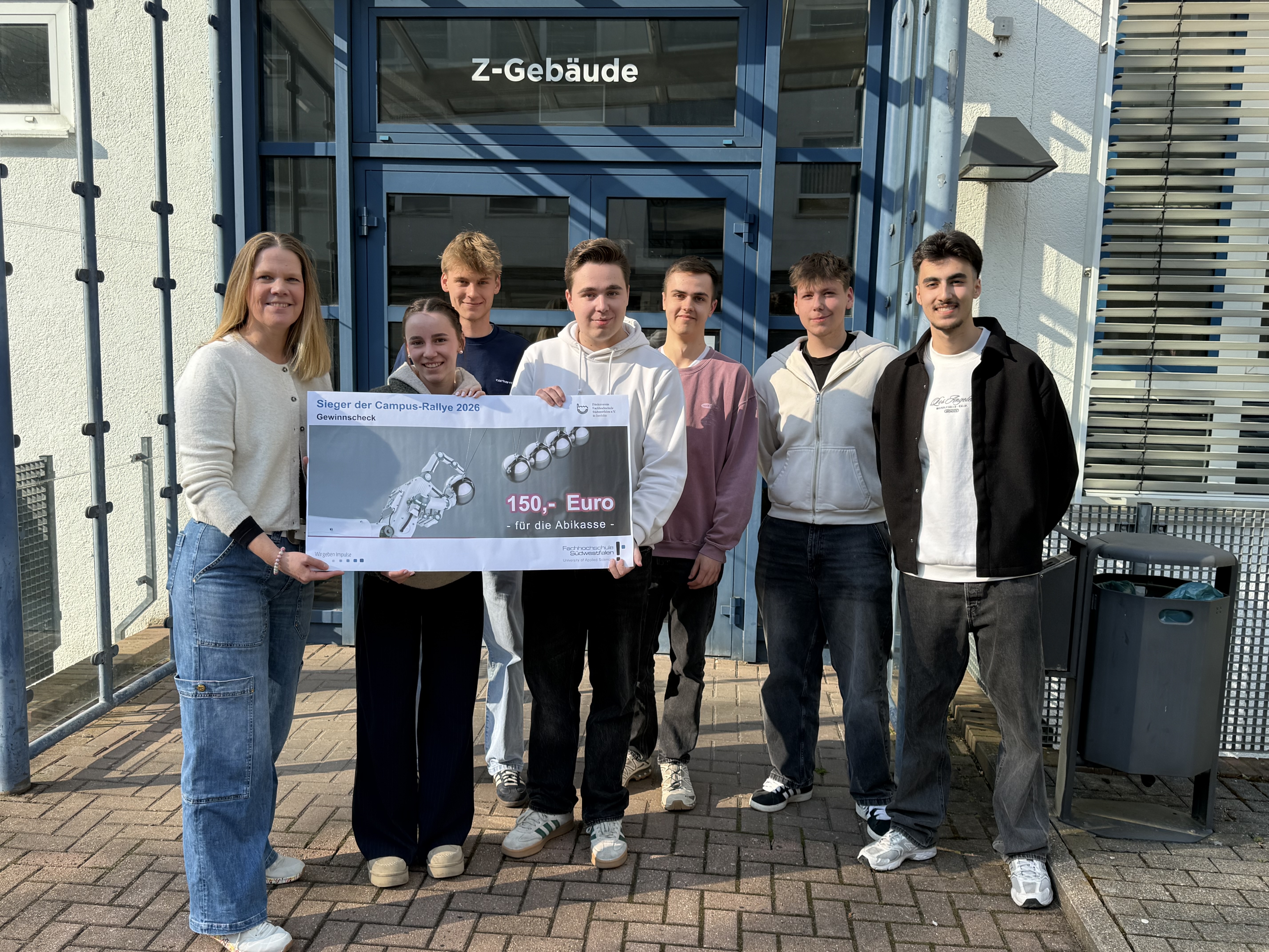 Das Siegerteam um Kapitän Johann Vollmer (4. v. re.) mit Organisatorin Sandra Heidrich (links)