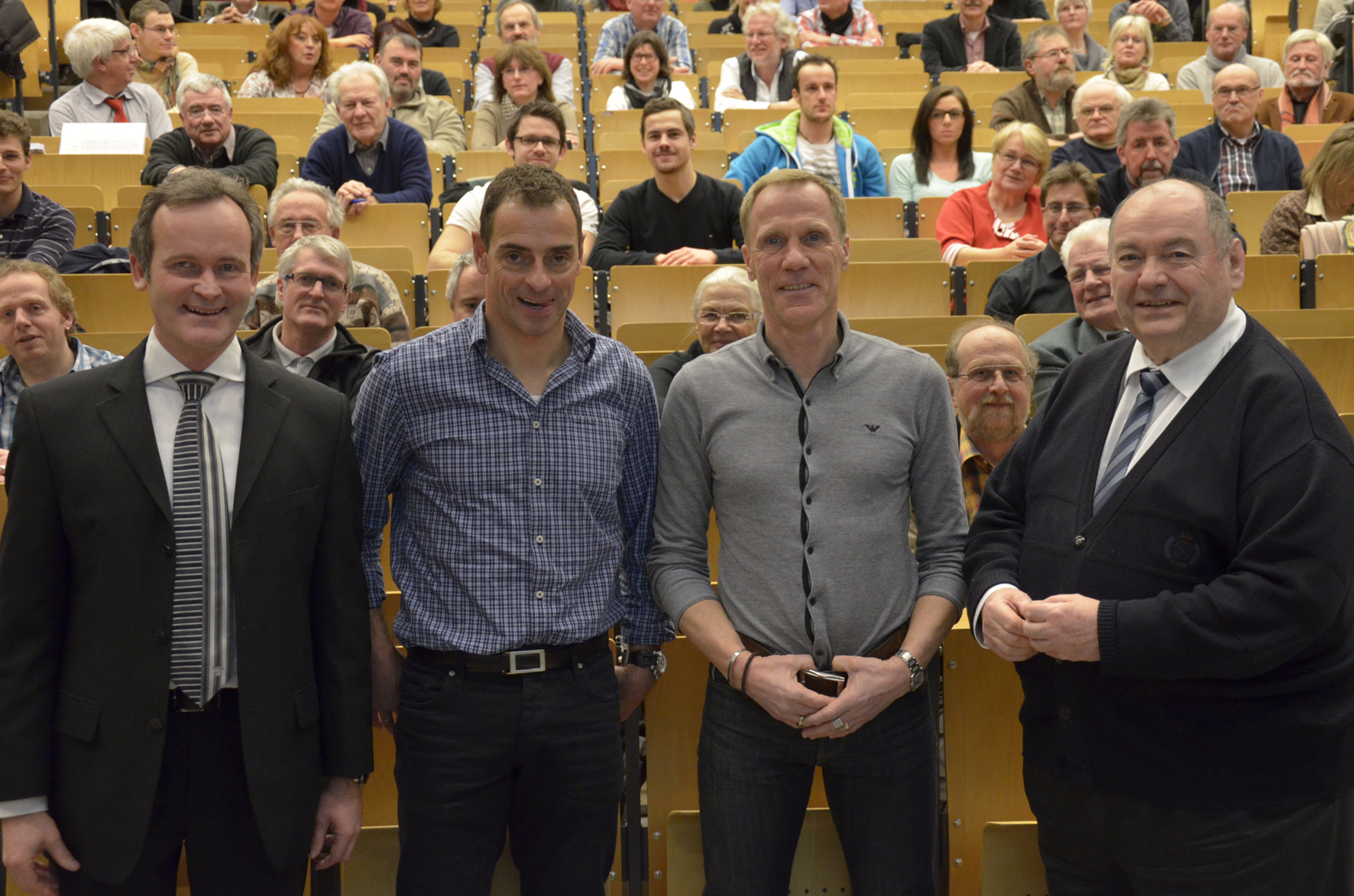 Profi-Triathlet Andreas Niedrig (2. v. li.) und Prof. Dr. Ingo Froböse (2. v. r.) referierten im vergangenen Wintersemester im Rahmen der Hagener Hochschulgespräche. Nun stehen neue Veranstaltungen an. 