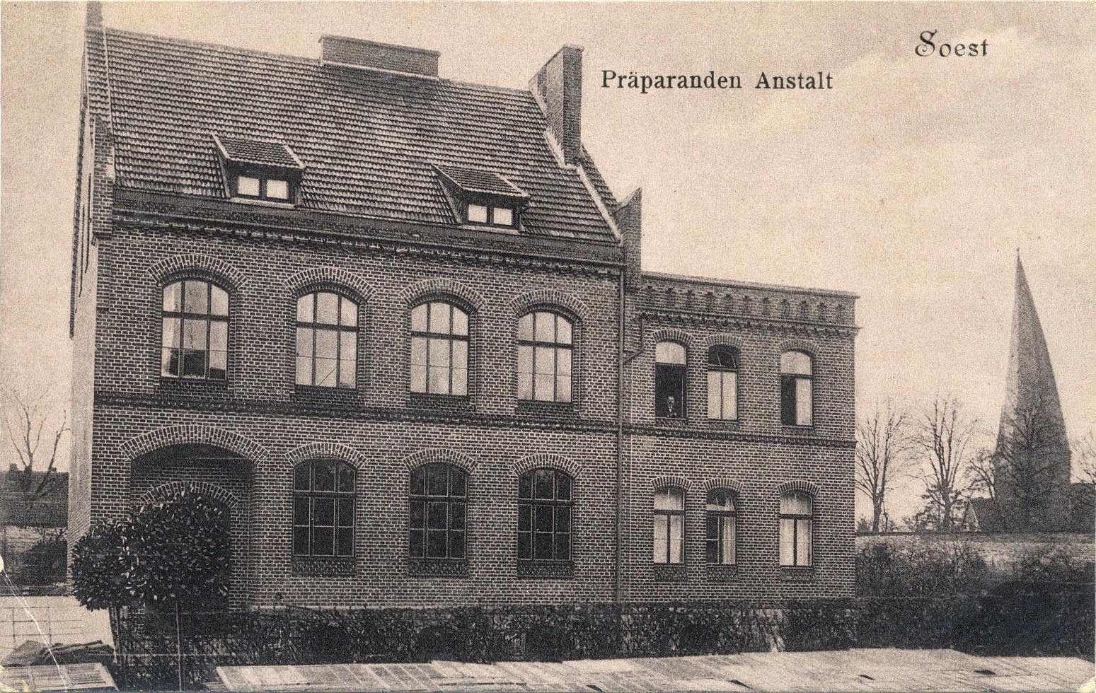 In der ehemaligen Präparanden Anstalt am Immermannwall begann die staatliche Ingenieurschule für Maschinenwesen den Lehrbetrieb. Die Lehrer hießen damals Bauräte. Motiv: Postkarte aus dem Jahr 1908
