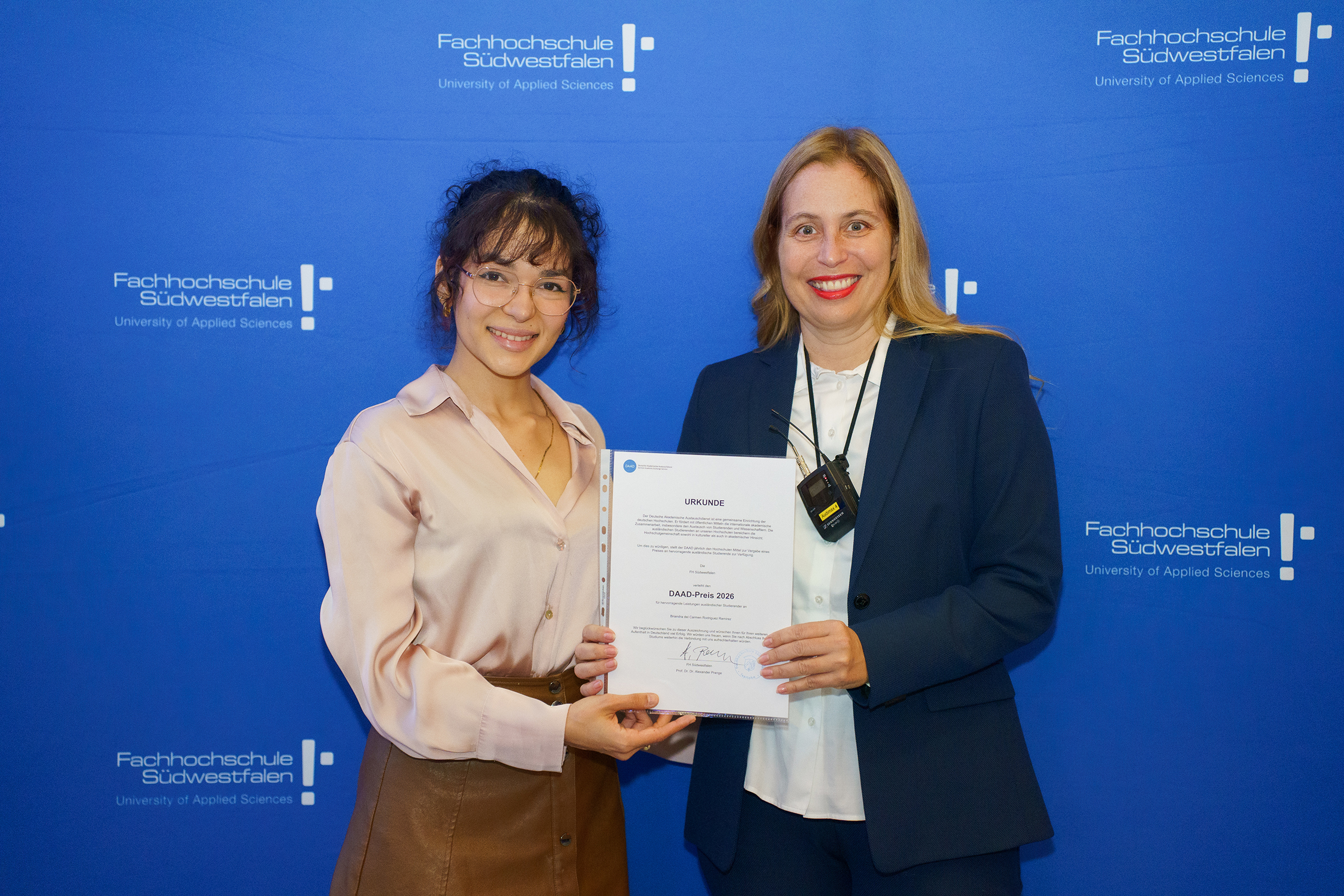 Dekanin Prof. Dr. Dina Dreisbach überreichte Brianda del Carmen Rodriguez Ramirez den Preis des Deutschen Akademischen Austauschdienstes (DAAD). Foto: Jennifer Herz