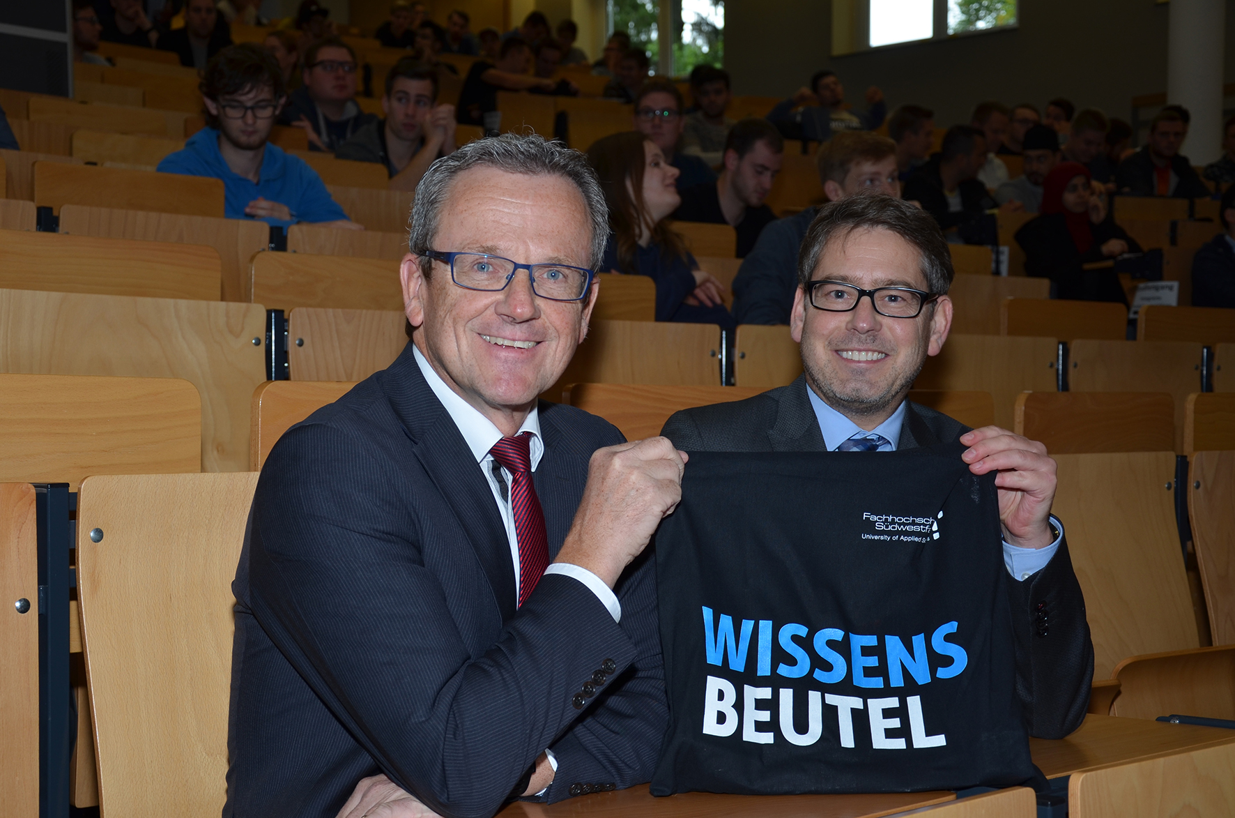 Karsten Meininghaus begrüßte gemeinsam mit Dekan Prof. Dr. Wolfgang Schütte die Studierenden des Fachbereichs Maschinenbau