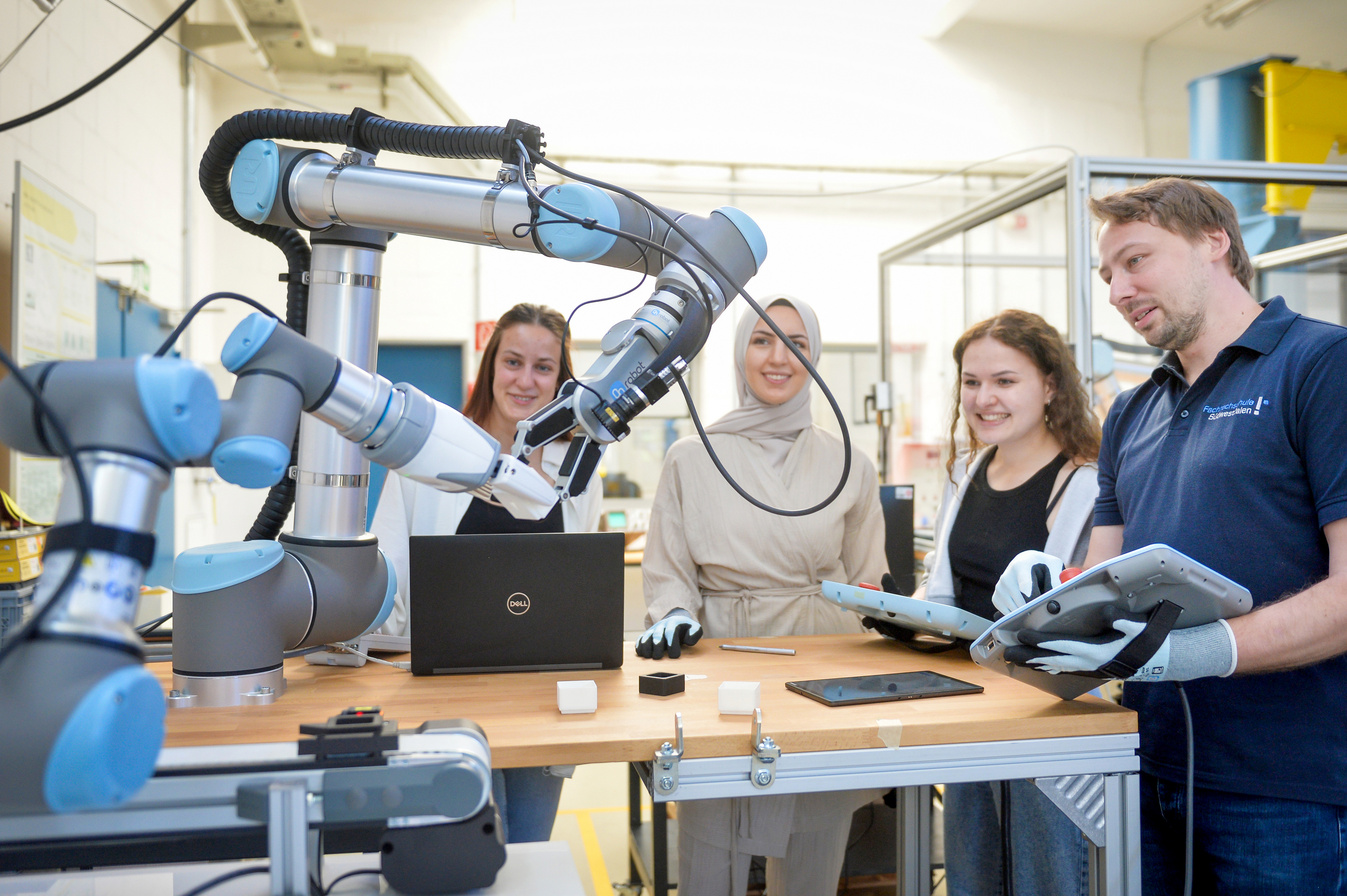 Im dualen Studium sind Theorie und Praxis systematisch verzahnt / Foto: Susanne Kurz, FH Südwestfalen