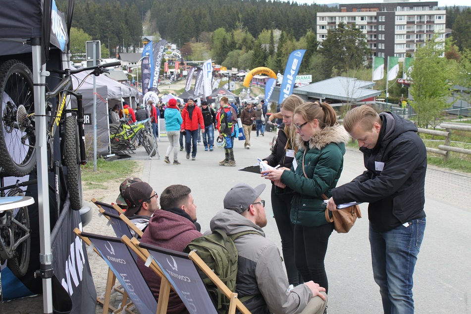 Mescheder Studierende befragen Gäste des Dirt Masters Freeride Festival 