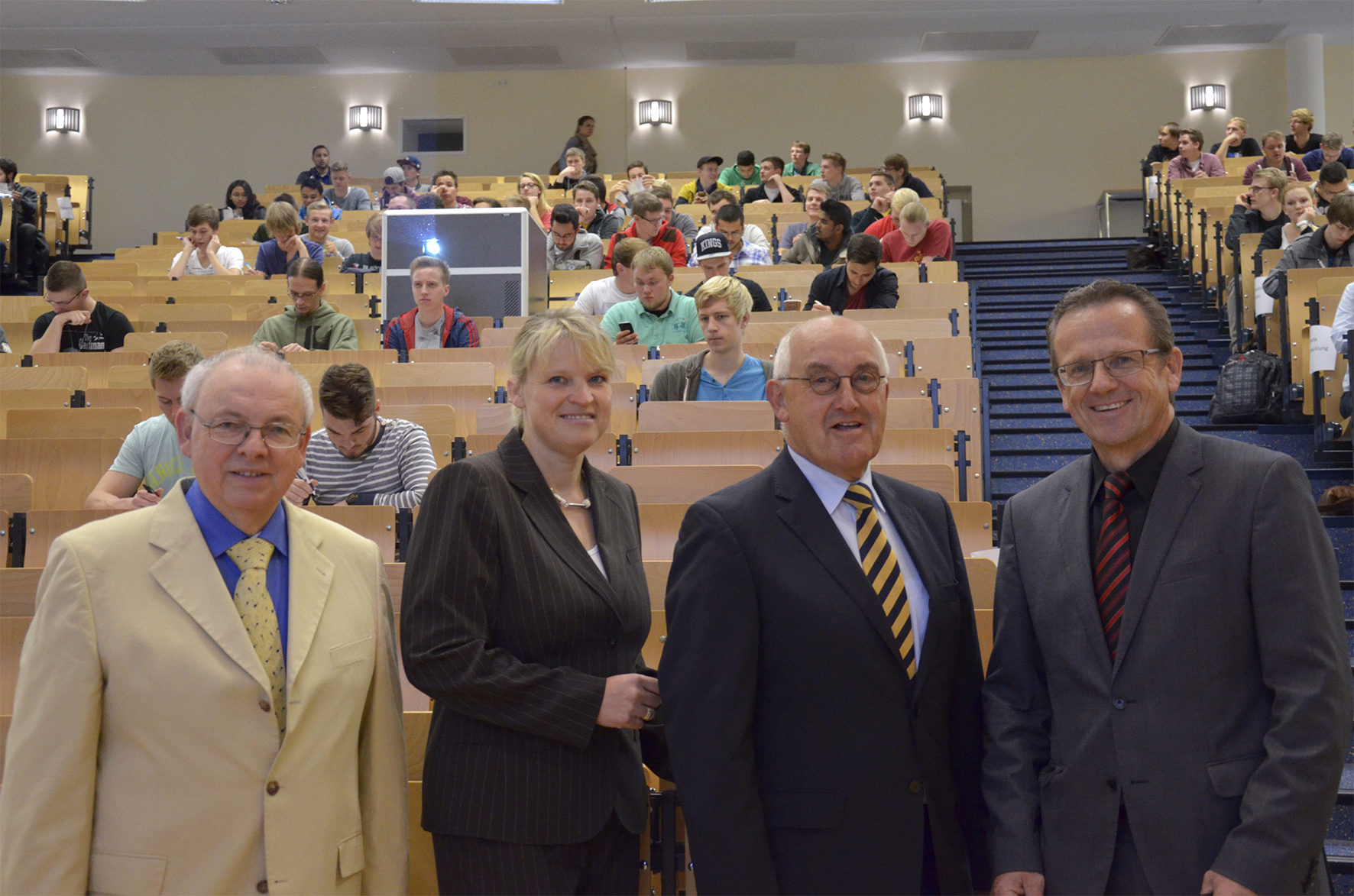 (v.l.n.r.) Dekan Prof. Dr. Franz Wendl, Beigeordnete Kathrin Brenner, Vizepräsident Prof. Dr. Erwin Schwab und Prodekan Prof. Dr. Wolfgang Schütte begrüßten morgens zunächst die neuen Maschinenbau-Studierenden