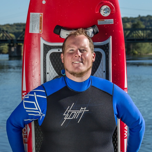 Der „elektrische Surfer“ Thomas Mückenhoff mit Neoprenanzug und E-Surfboard Quelle: Avigro Medieproduktion