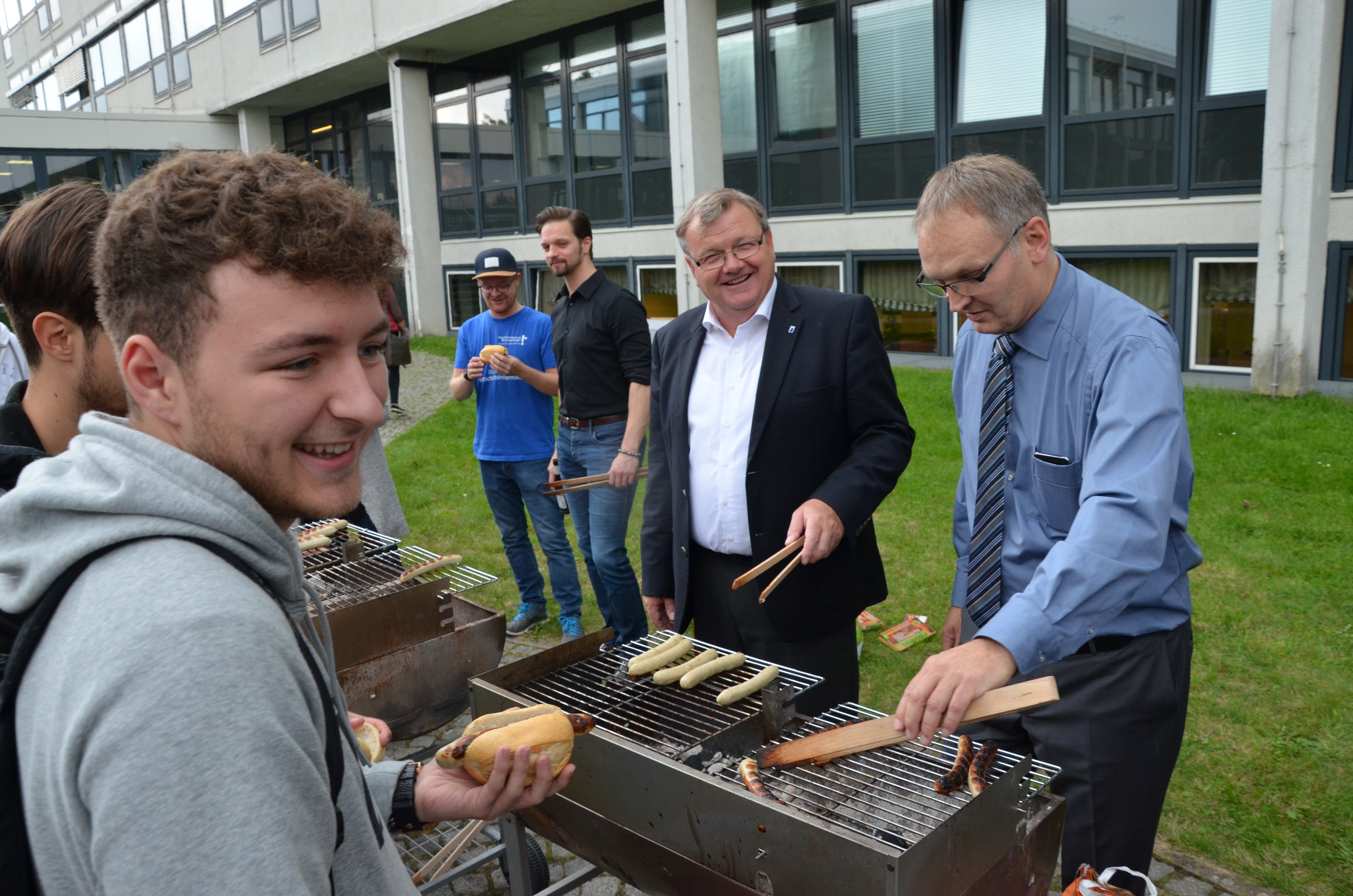 Die Dekane Prof. Dr. Manfred Heße und Prof. Harald Mundinger (v.li.) begrüßten die Studienanfänger der Fachhochschule Südwestfalen zunächst mit ihren Reden im Audimax, dann mit einer Grillwurst im Innenhof der Hagener Hochschule.