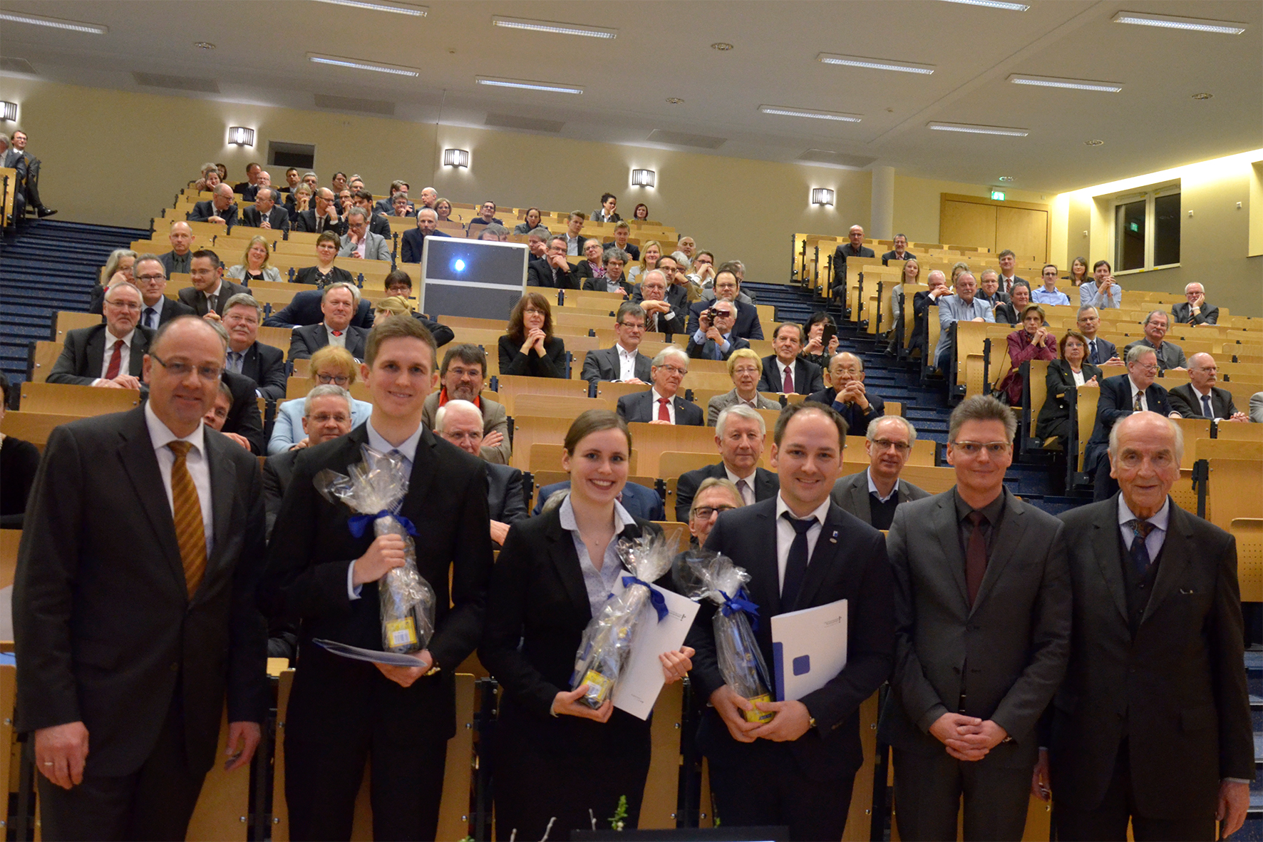 v.l.n.r. Rektor Prof. Dr. Claus Schuster, David Hütter, Anja Wurth, Andre Strézemsky, Prof. Dr. -Ing. Andreas Nevoigt und Dr.-Ing. Jochen F. Kirchhoff