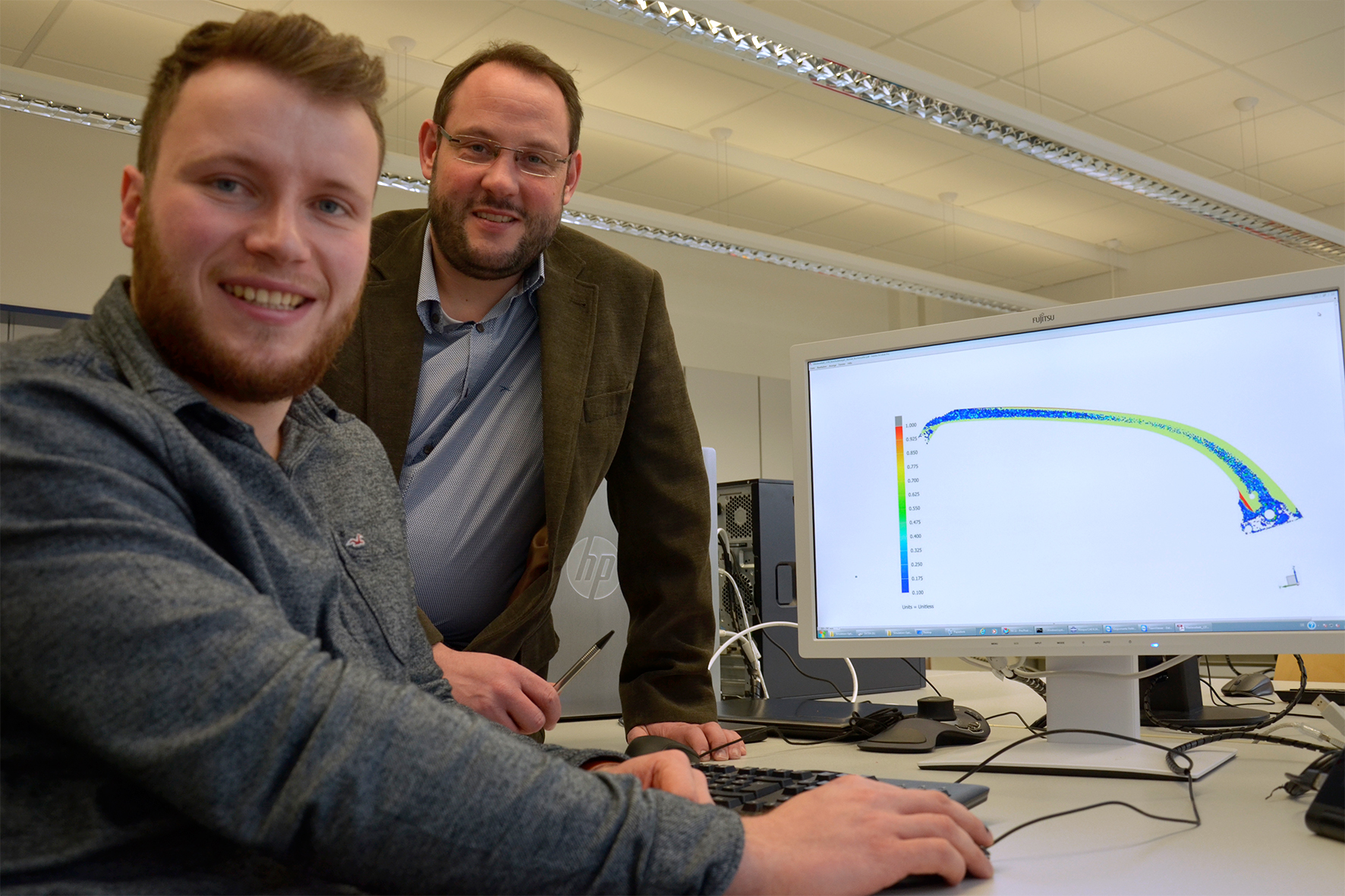 (v.l.n.r.) Bennet Buchmüller und Prof. Dr. Mark Fiolka mit der Simulation des neuen Anschubbügels