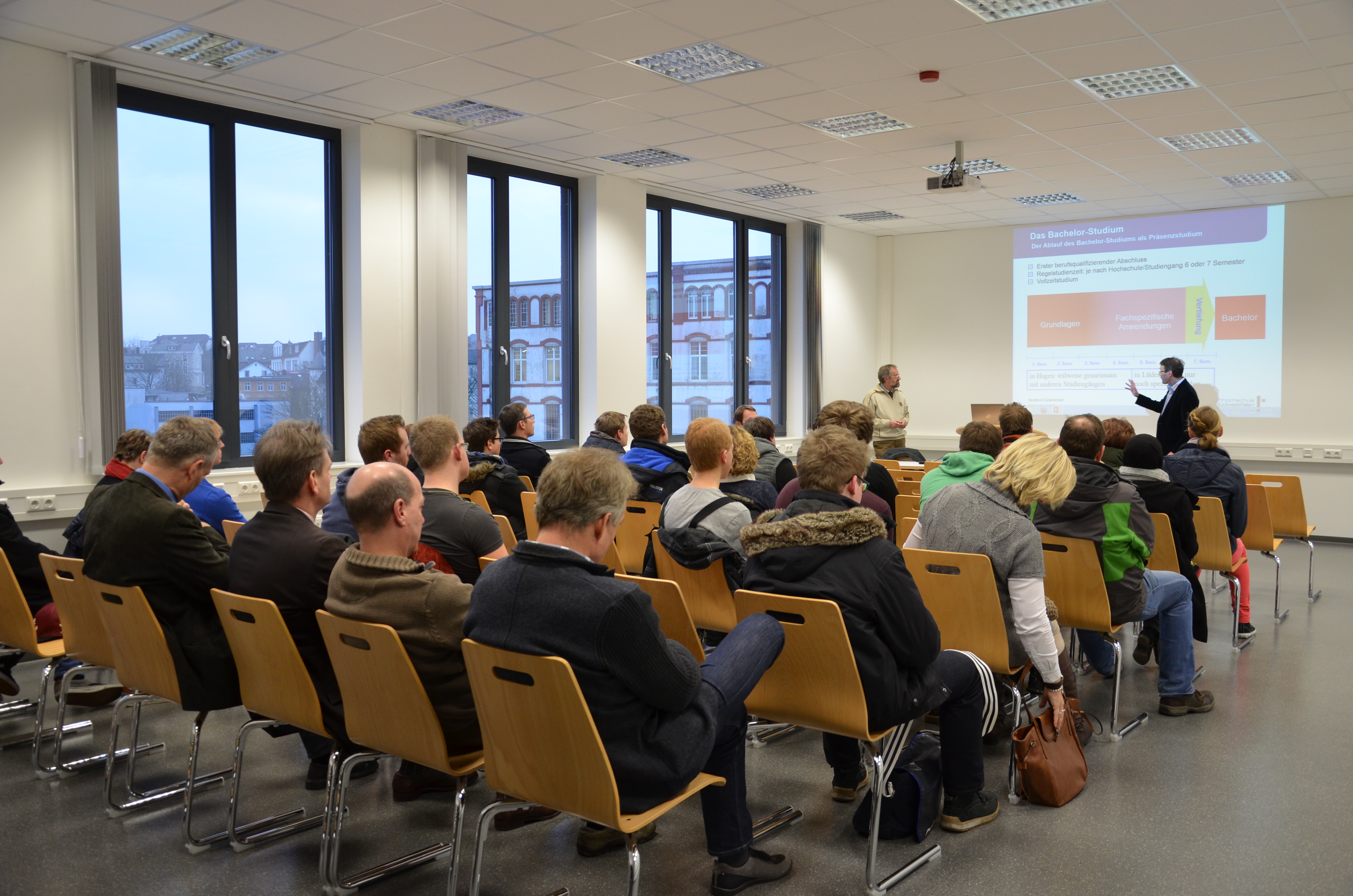 Beim allgemeinen Info-Tag der Fachhochschule Südwestfalen in Lüdenscheid informierten sich viele Interessierte über die Studienmöglichkeiten.