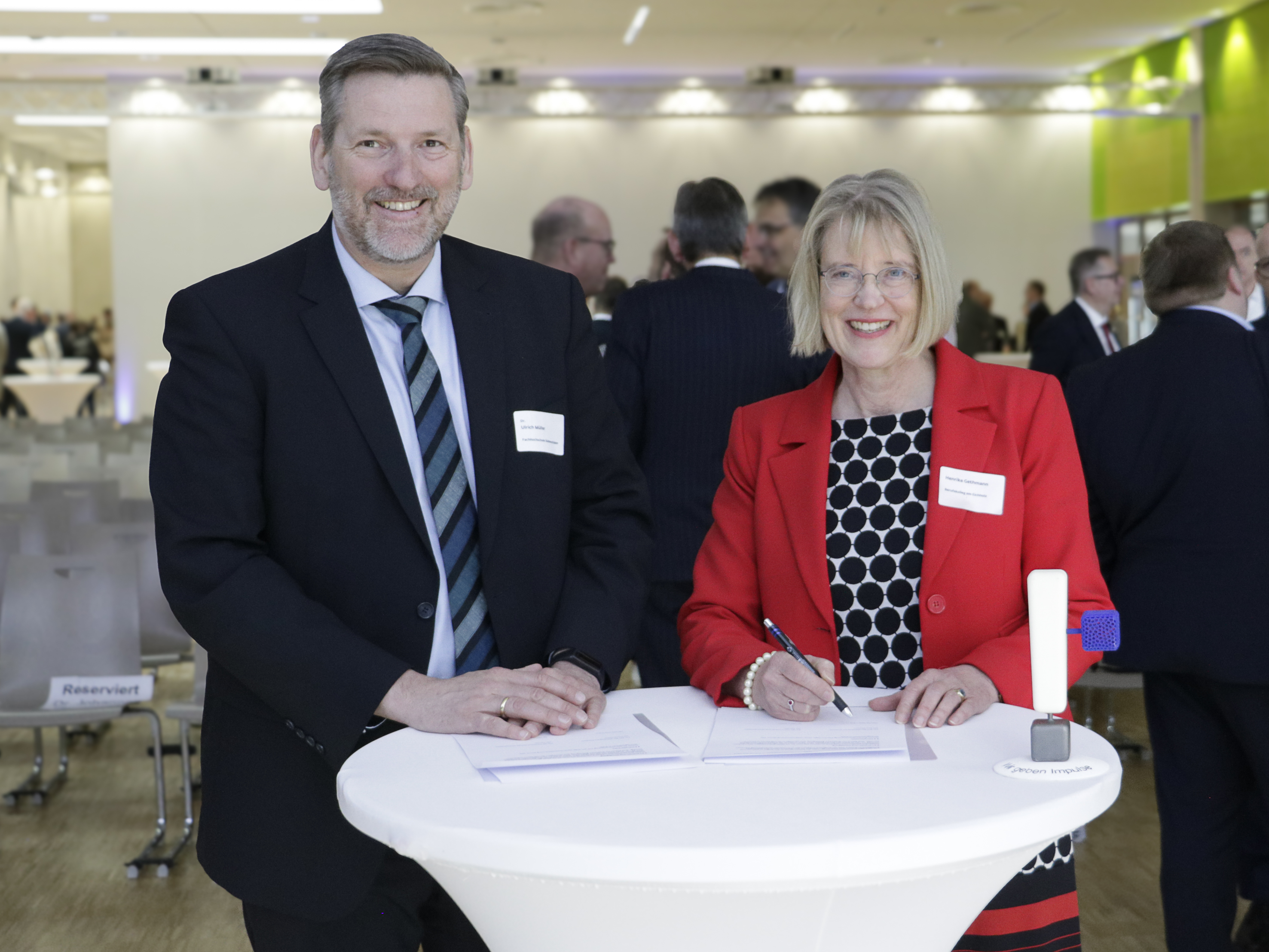 Schulleiterin Henrike Gethmann und Kanzler Dr. Ulrich Müller unterzeichneten die Kooperation am Rande des Jahresempfangs der Fachhochschule Südwestfalen in Meschede / Foto: Christian Klett, FH Südwestfalen
