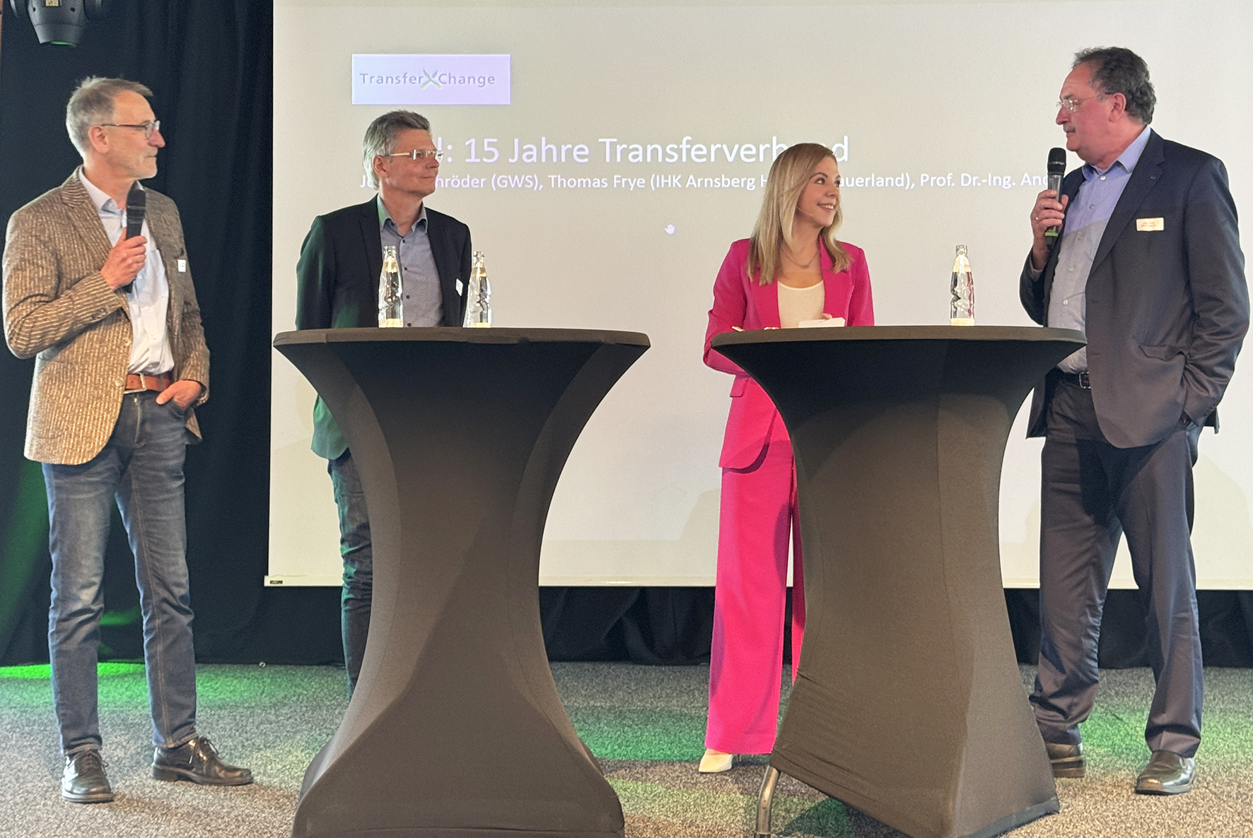 Beim Panel „15 Jahre Transferverbund Südwestfalen“ diskutierten (v. l.) Thomas Frye (IHK Arnsberg), Prof. Andreas Nevoigt (Fachhochschule Südwestfalen), Moderatorin Jessika Westen und Jochen Schröder (GWS Märkischer Kreis) über die Entwicklung und Bedeutu
