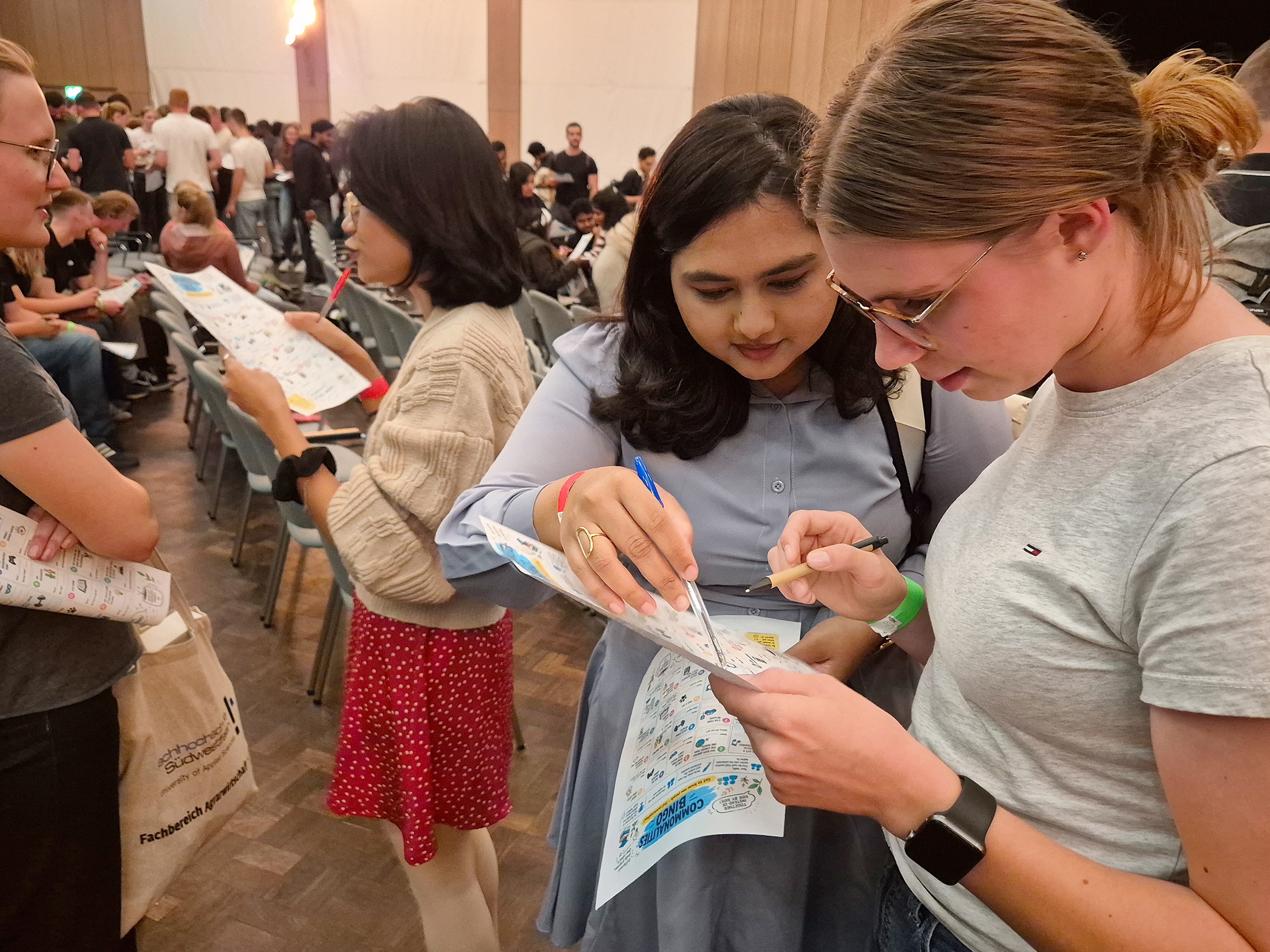 Ein starker Jahrgang: Neugierig sein und mutig Leute aus anderen Studiengängen ansprechen, darum ging es beim „Gemeinsamkeiten-Bingo“. Fotos (2): FH/Sandra Pösentrup