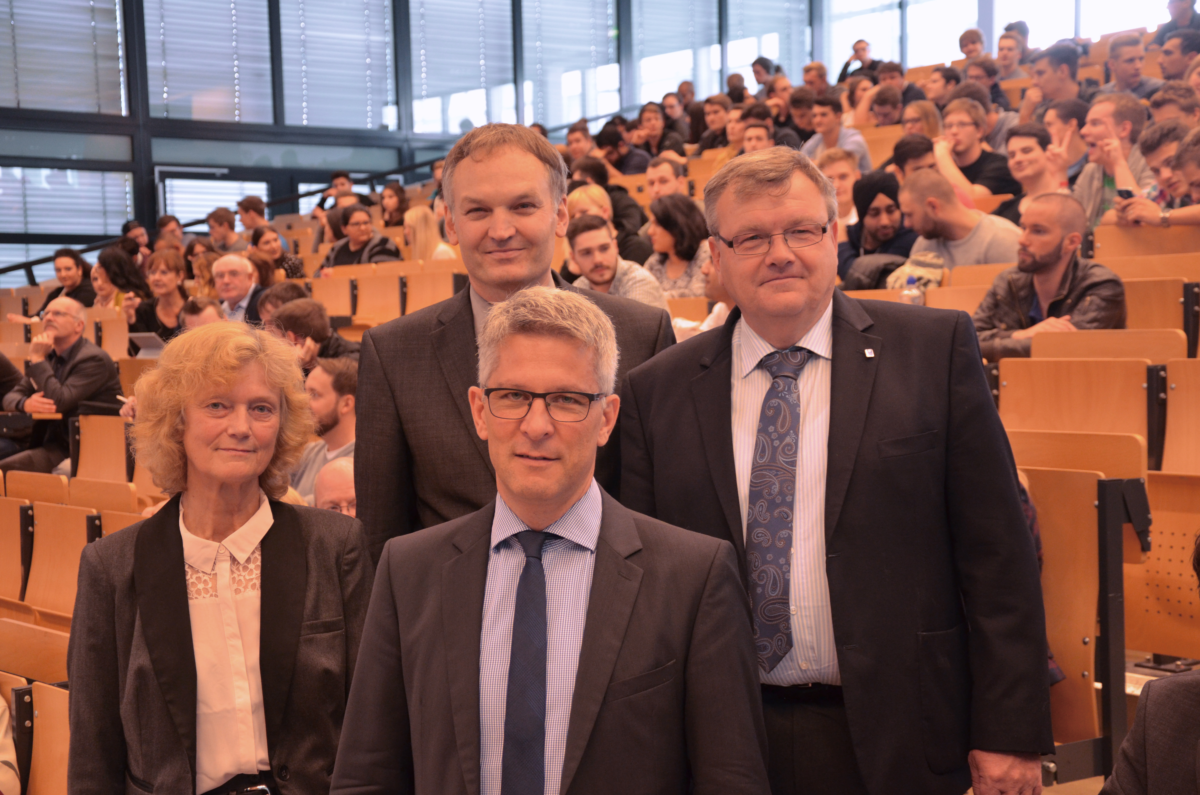Prof. Dr. Marie-Theres Roeckerath-Ries, Prorektorin für Studium und Weiterbildung, Oberbürgermeister Erik O. Schulz, Prof. Harald Mundinger, Dekan des FB Elektrotechnik und Informationstechnik sowie Prof. Dr. Manfred Heße, Dekan des FB TBW