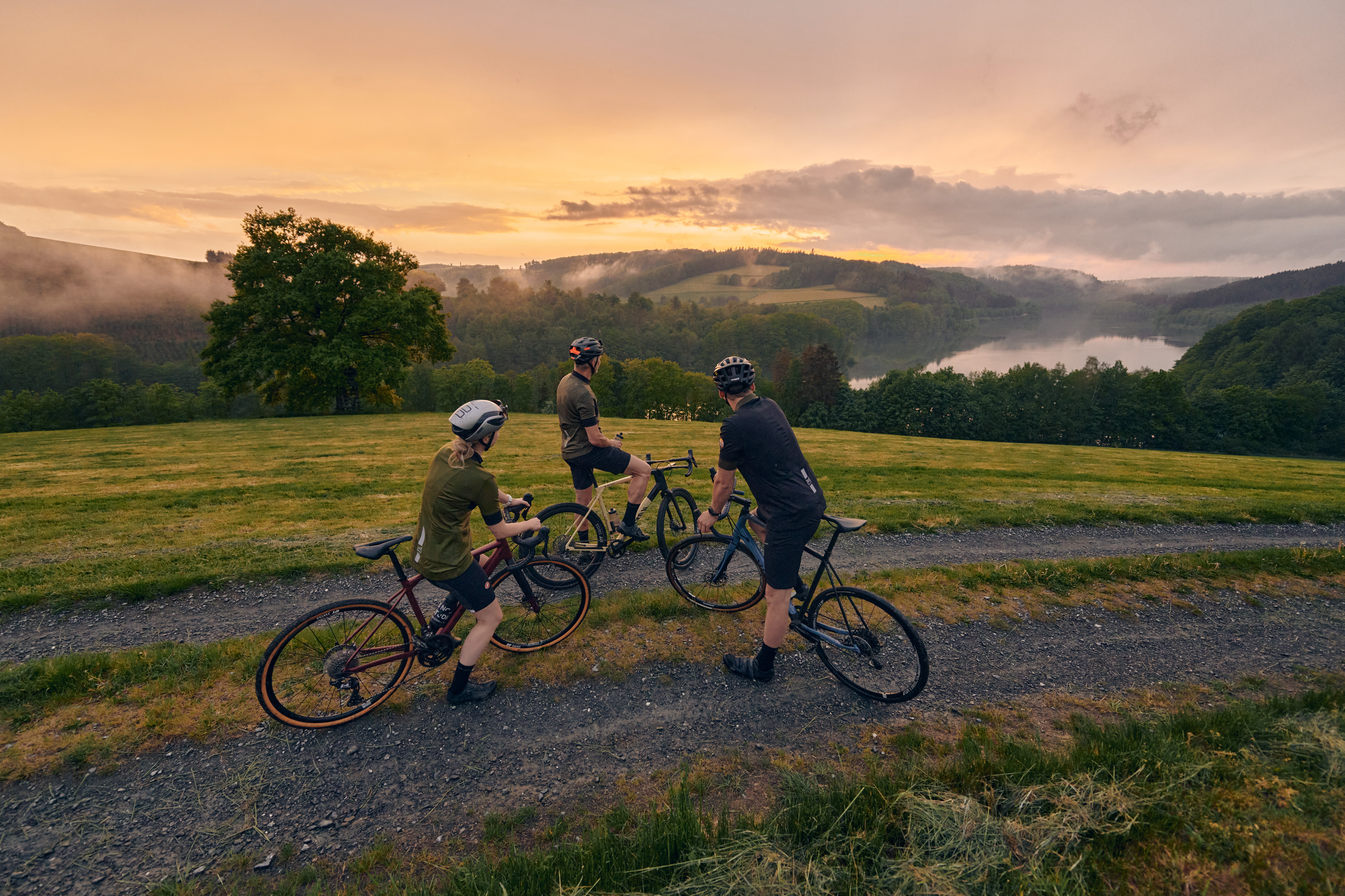 Nachhaltig reisen: Beispiel Gravelbiken am Hennesee / Foto: Sauerland Tourismus