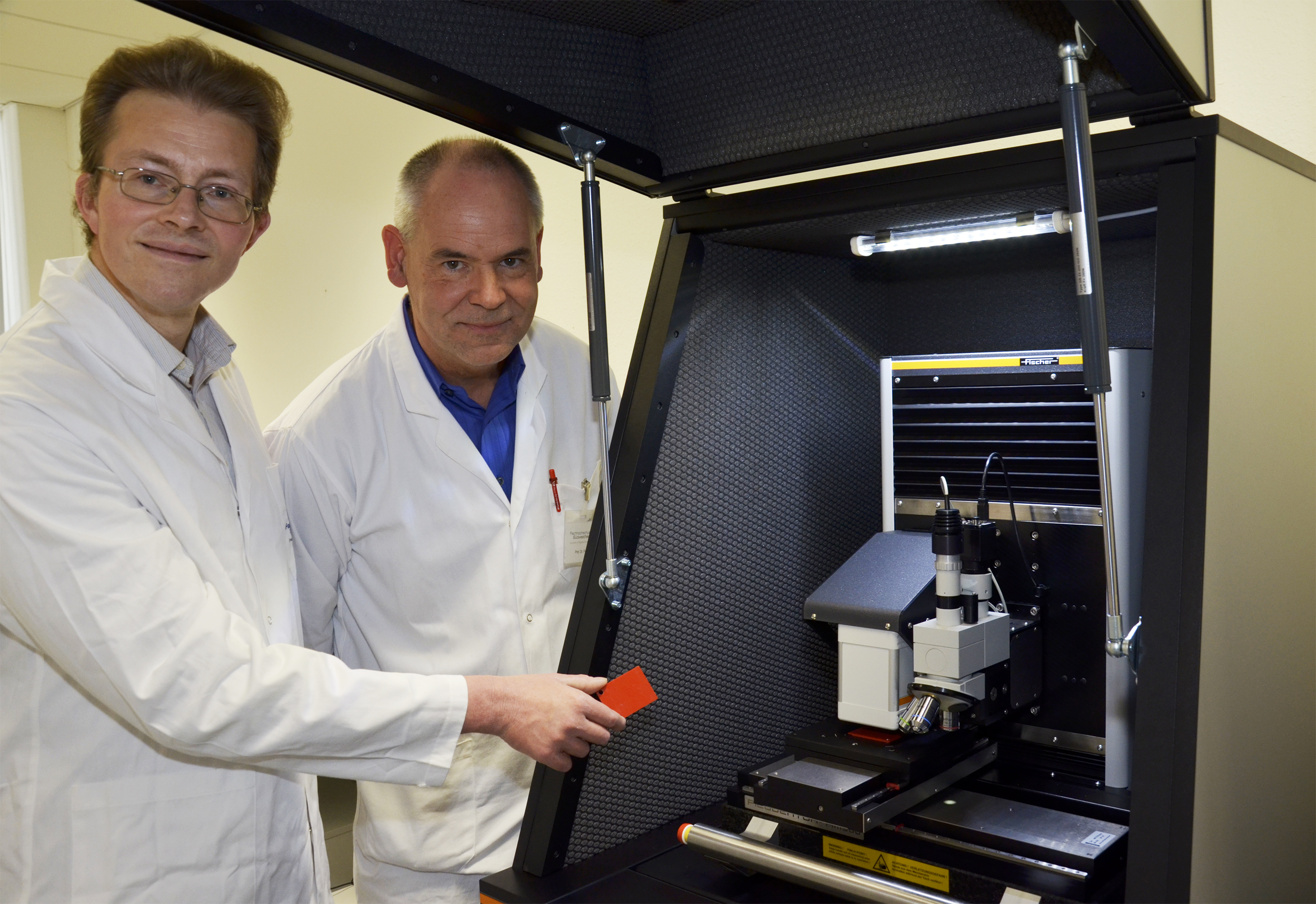 (v.l.n.r.) Prof. Dr. Eckhard Rikowski und Prof. Dr. Helmut Fobbe mit dem neuen Härtemessgerät