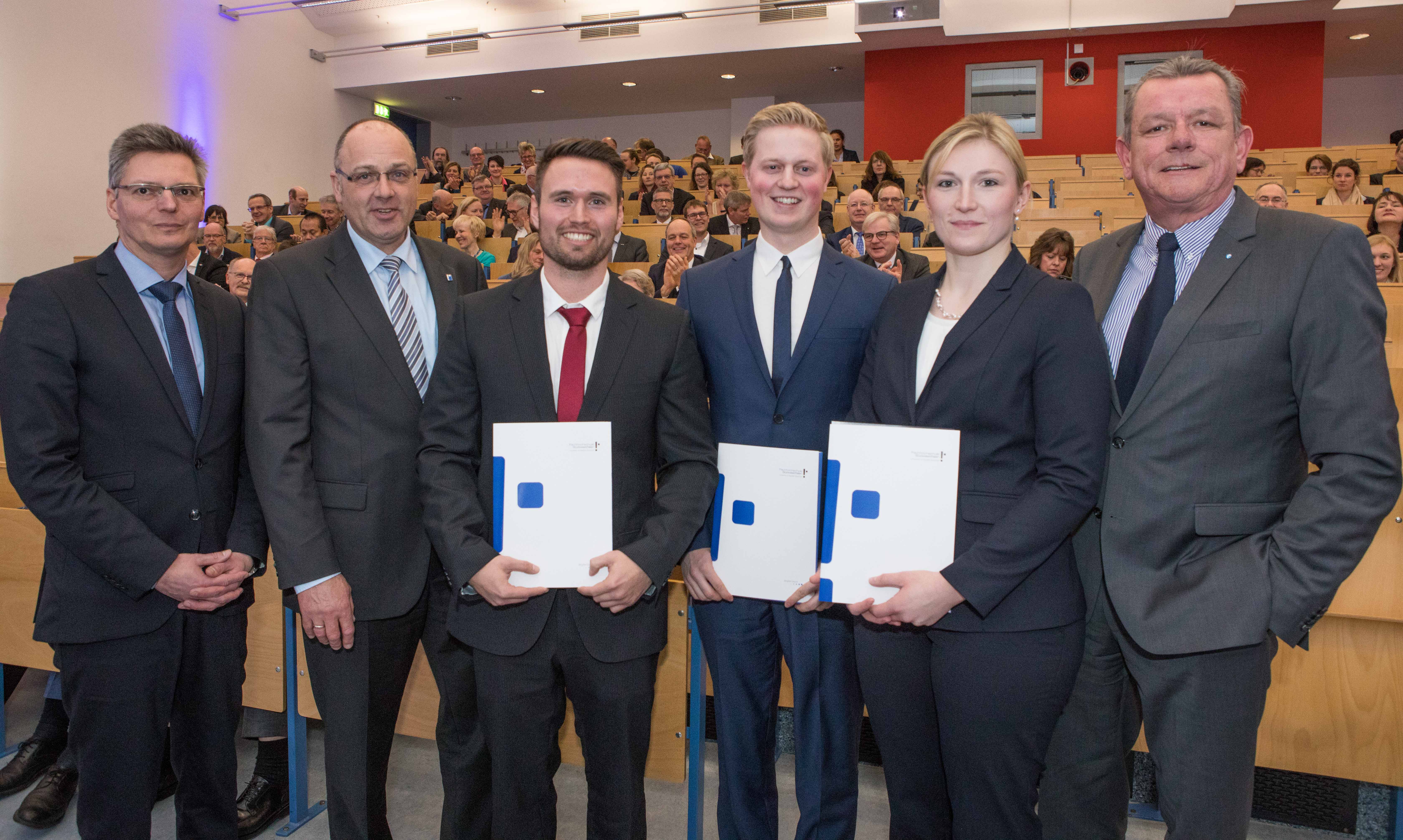 (v.l.n.r.) Prorektor für Forschung und Technologietransfer, Prof. Dr. Andreas Nevoigt, Rektor Prof. Dr. Claus Schuster, Preisträger Nik Biniossek, Kevin Schmitter, Stefanie Reinhardt und J. Wolfgang Kirchhoff Fotograf: Nils Lenfers