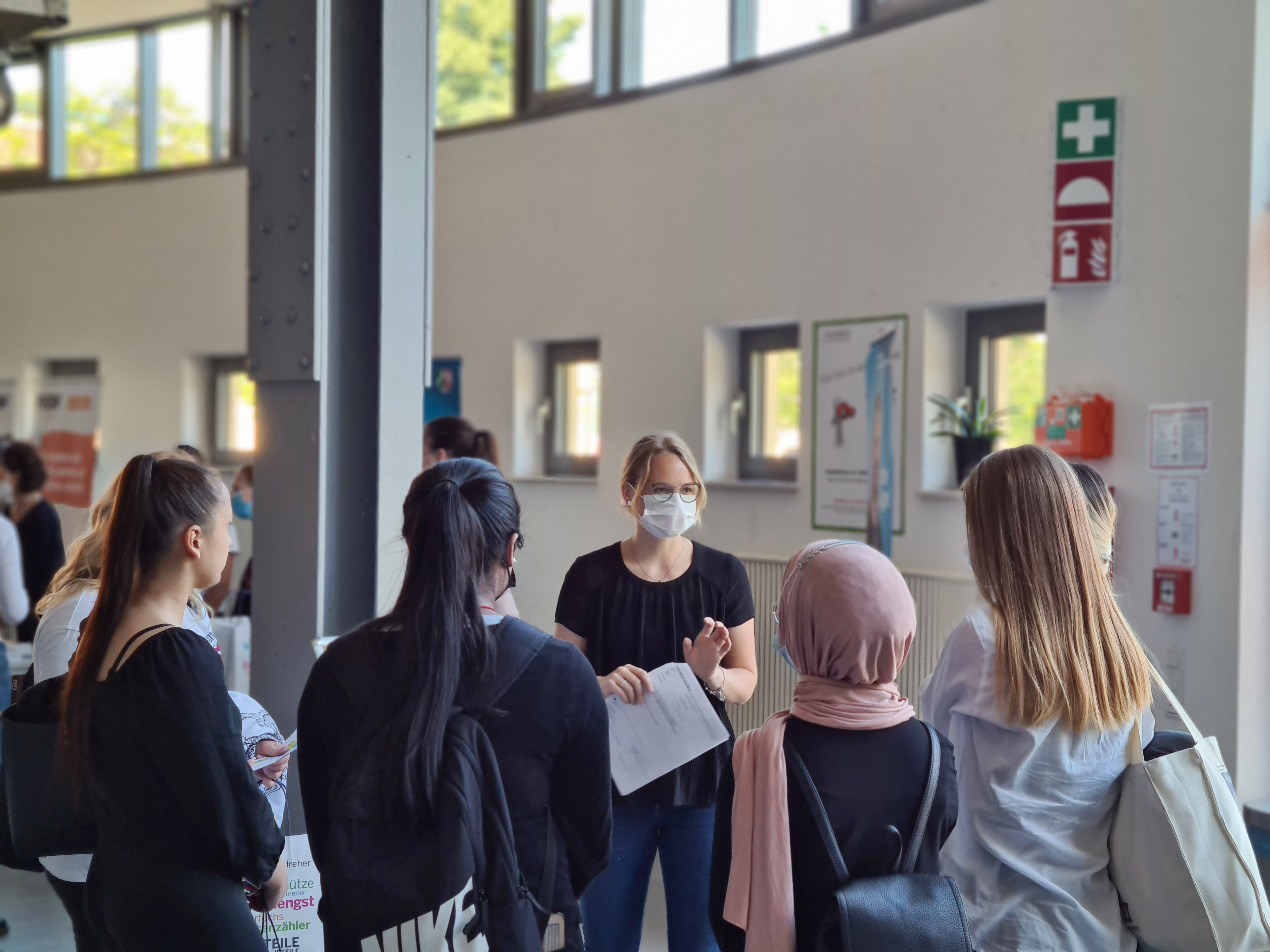Die Westfälische Studienbörse steht für Vielfalt. So informierten sich diese Schülerinnen über berufliche Möglichkeiten beim Finanzamt Soest.