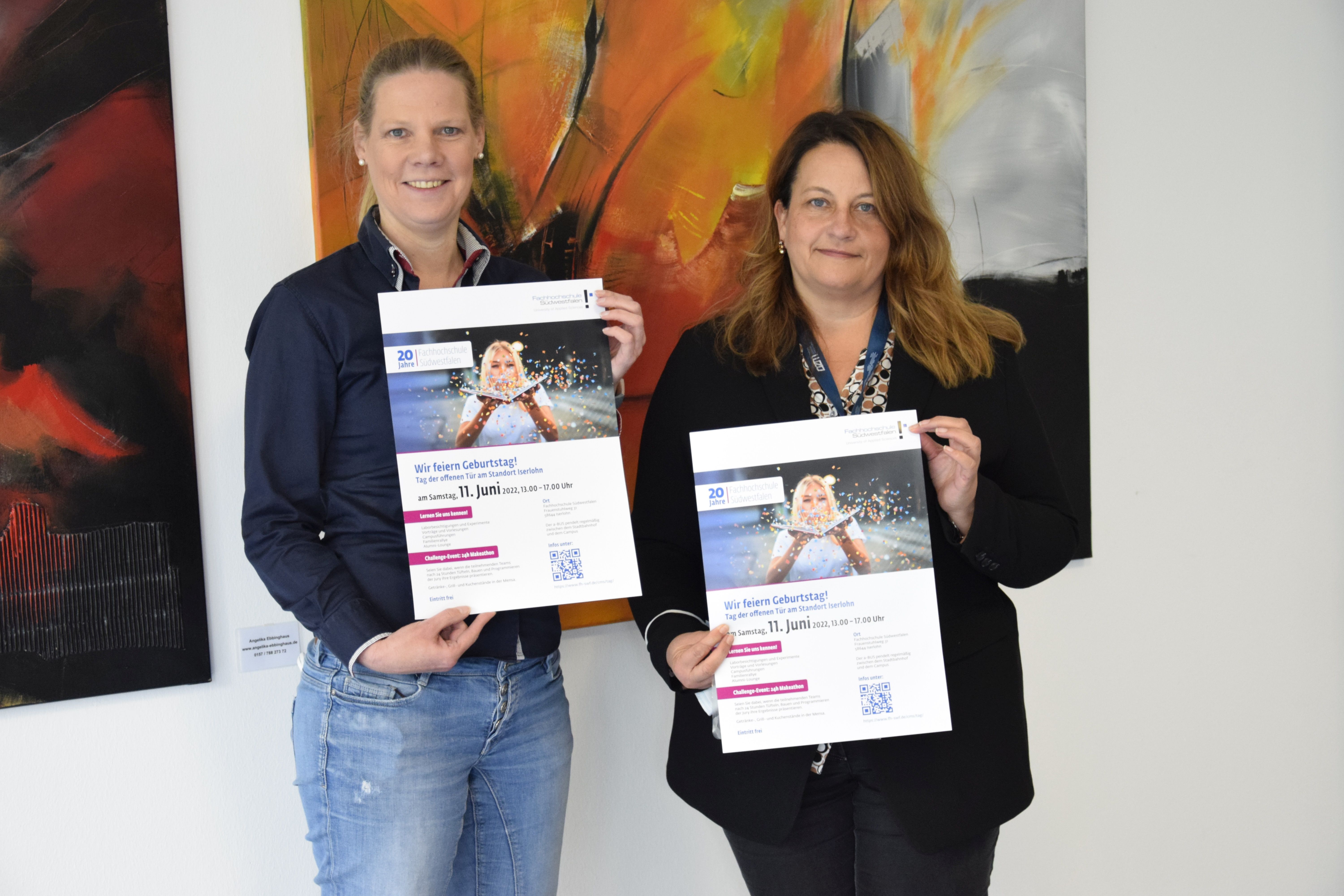 v.l.n.r.: Sandra Heidrich, Marketingbeauftragte im Fachbereich Maschinenbau und Sonja Pfaff vom Transverbund Südwestfalen freuen sich auf viele Besucher*innen.