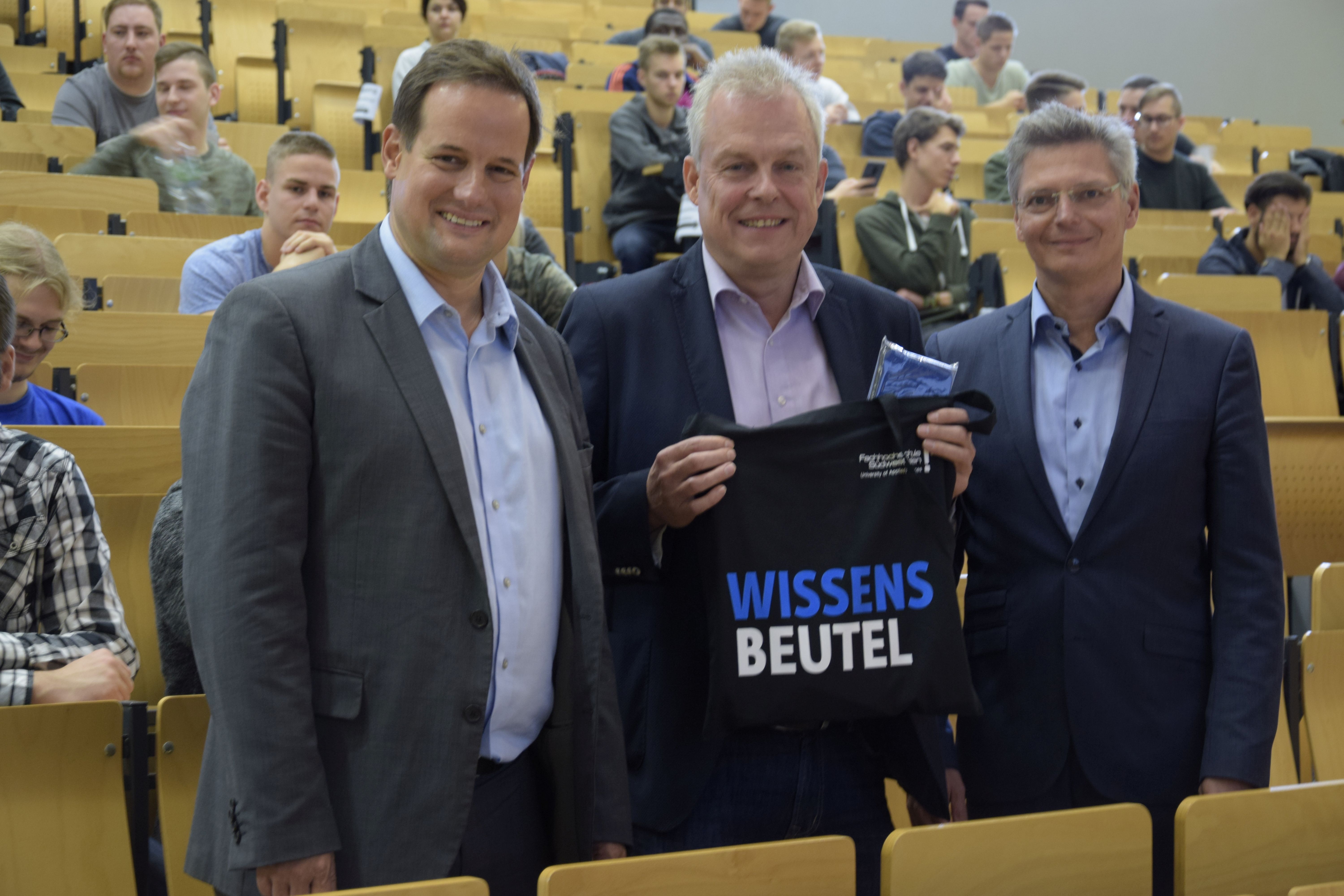Hießen die neuen Studierenden im Mikrokosmos Fachhochschule willkommen: v.r.n.l. Stellvertretender Iserlohner Bürgermeister Thorsten Schick, Dekan des Fachbereichs Maschinenbau Prof. Dr. Andreas Ujma und Prorektor Prof. Dr. Andreas Nevoigt. 