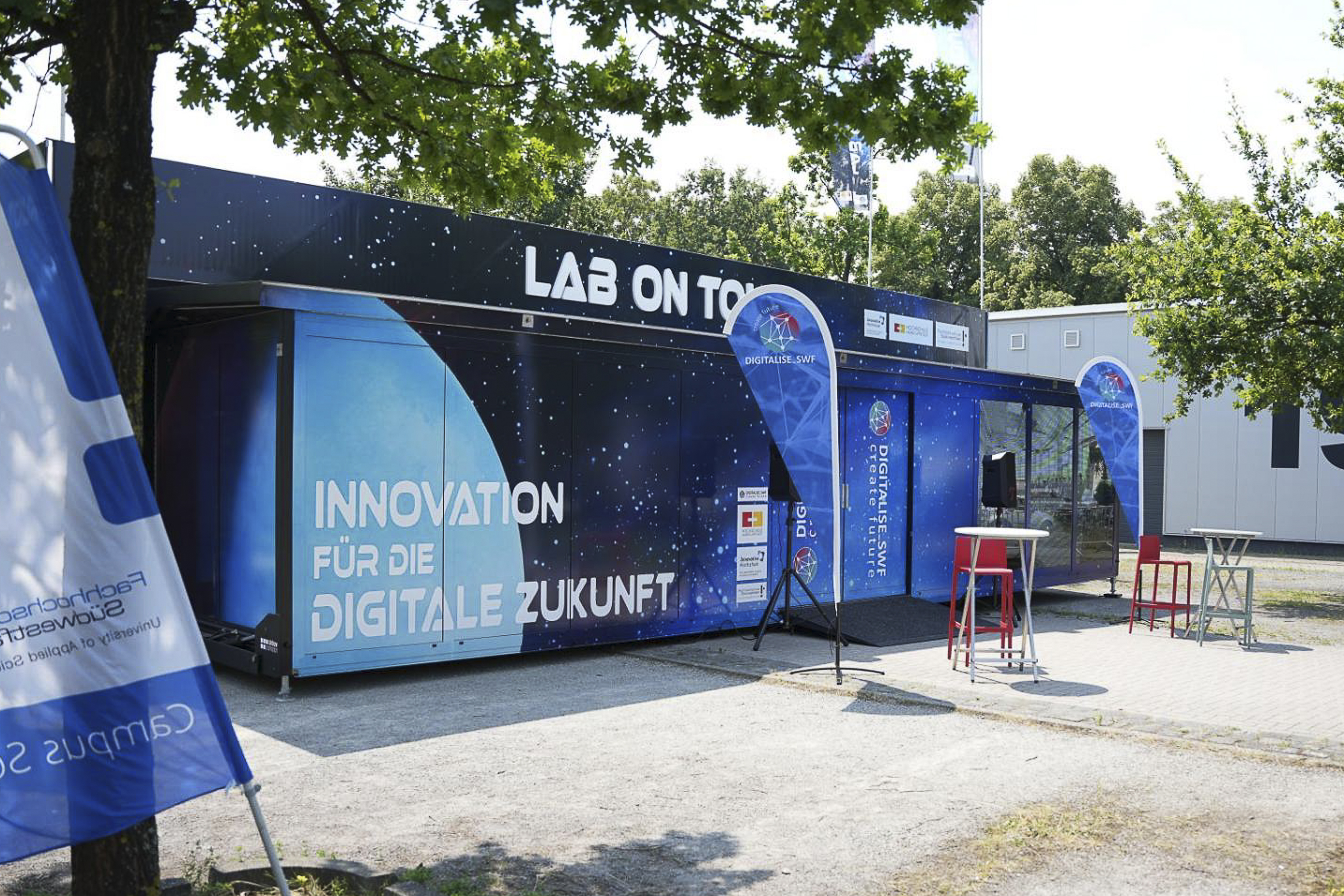 Auf dem Campus erwartet die Gäste das Lab-on-Tour, eine mobile Laborumgebung, in der getestet, beobachtet und mitgemacht werden kann / Foto: FH Südwestfalen