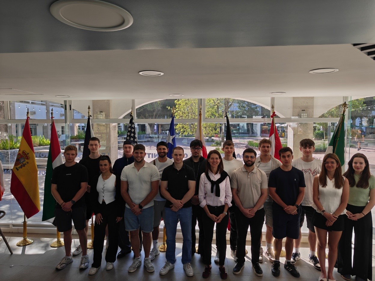 Prof. Dr. Eva Erhardt (vorne Mitte) verantwortete das Modul Sustainable Finance