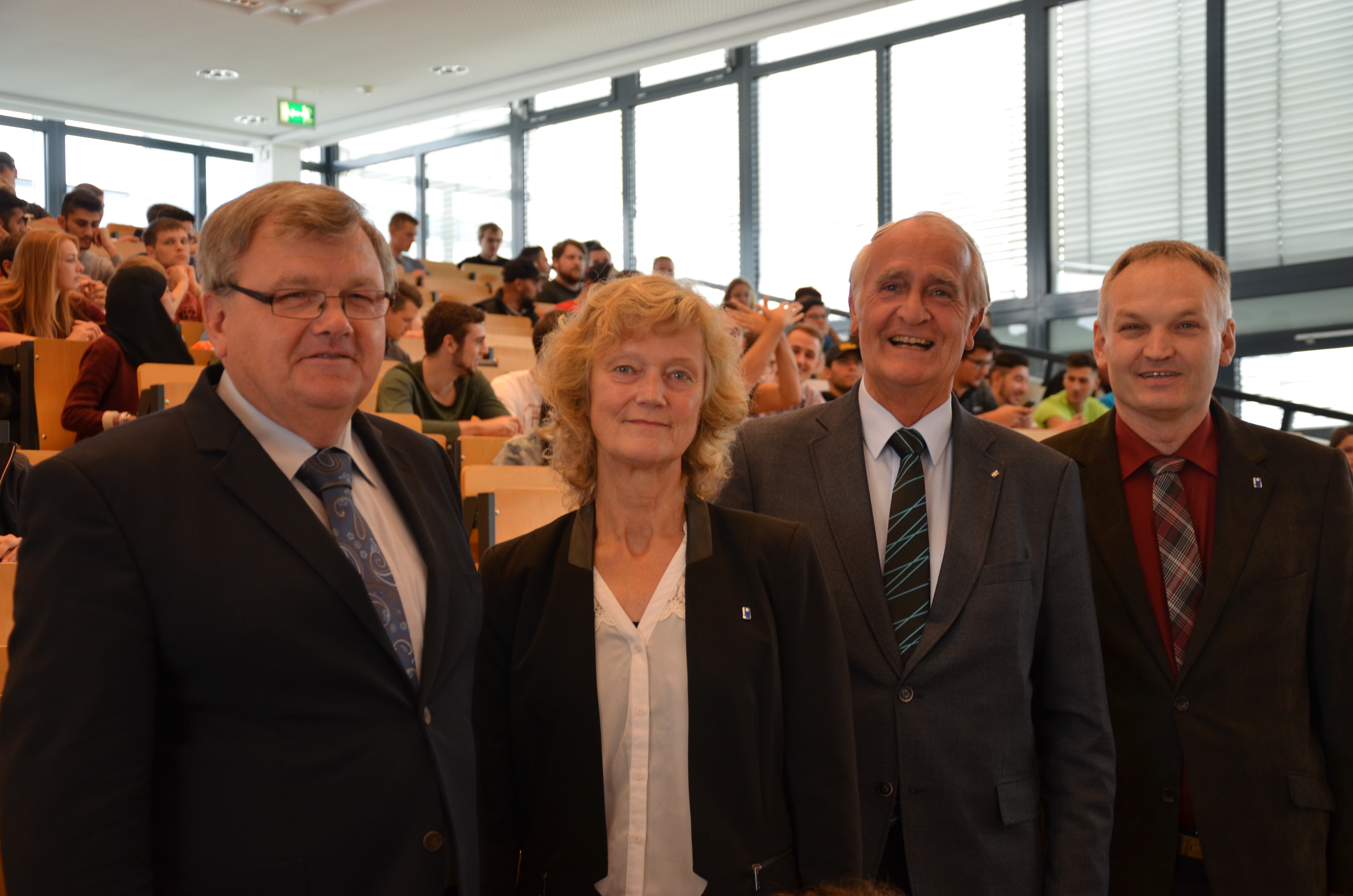 Prof. Dr. Manfred Heße, Prof. Dr. Marie-Theres Roeckerath-Ries, Dr. Hans-Dieter Fischer und Prof. Harald Mundinger (v.li.) begrüßten die Studienanfänger der Fachhochschule Südwestfalen im Audimax.
