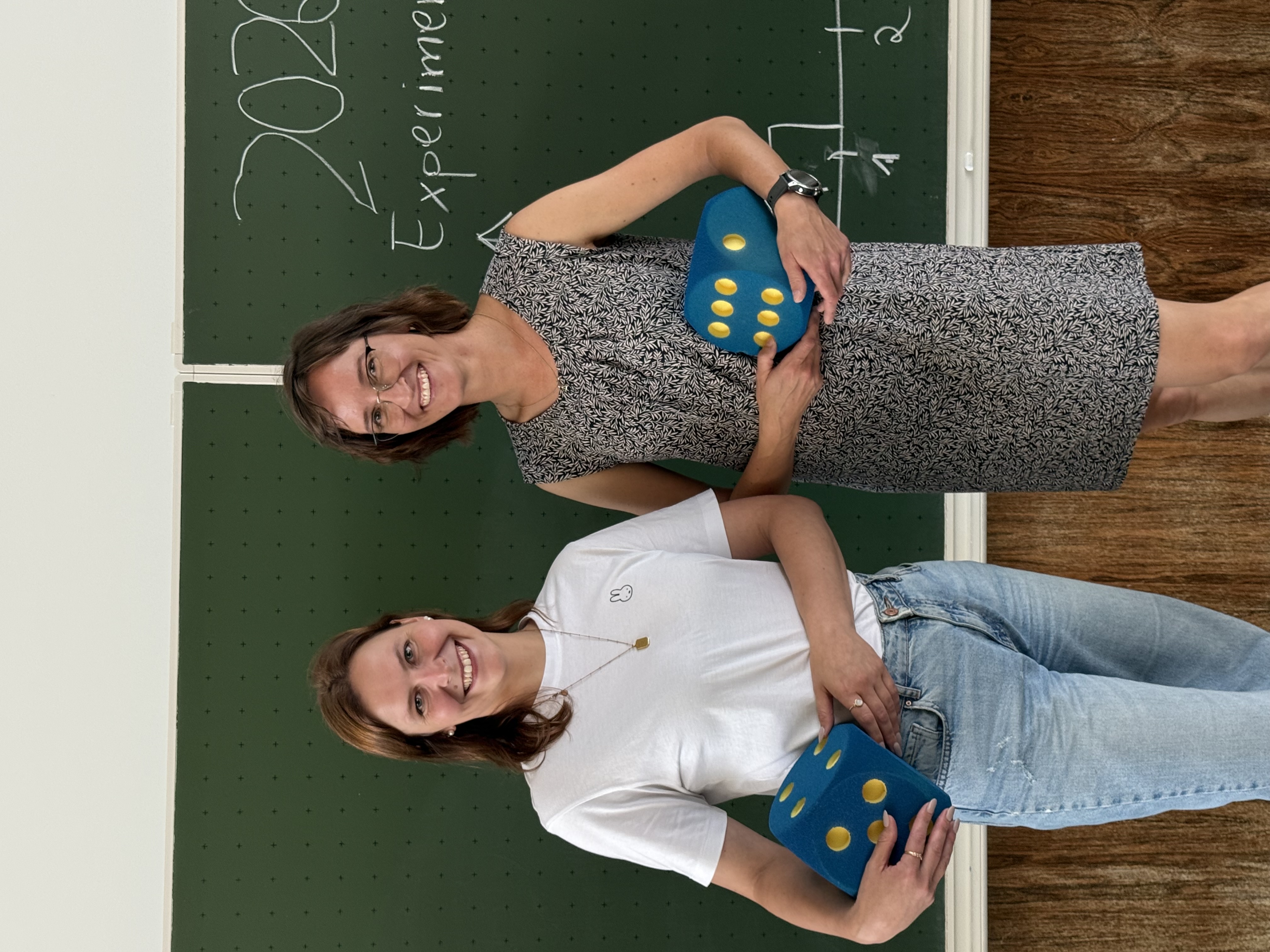 Jacqueline Grohs und Prof. Dr. Annika Meyer (re.) leiteten die letzte Vorlesung der diesjährigen Kinder-Uni. Ihr Thema: Zufall