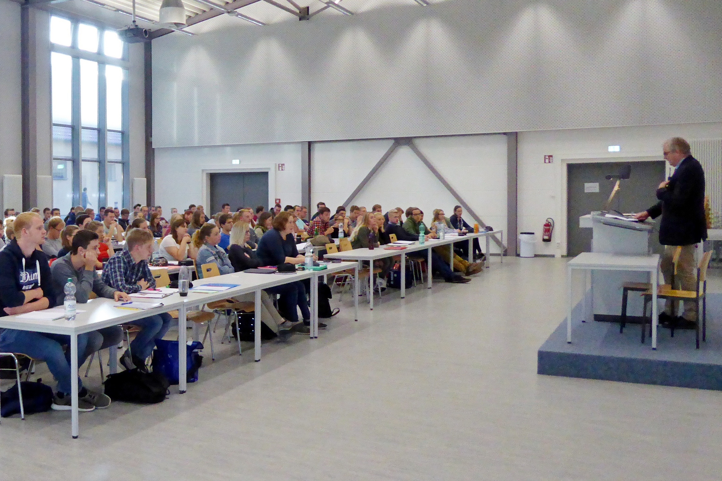 Der Präsident der Susatia Hathumar Rustige begrüßt die Studienanfänger des Fachbereichs Agrarwirtschaft
