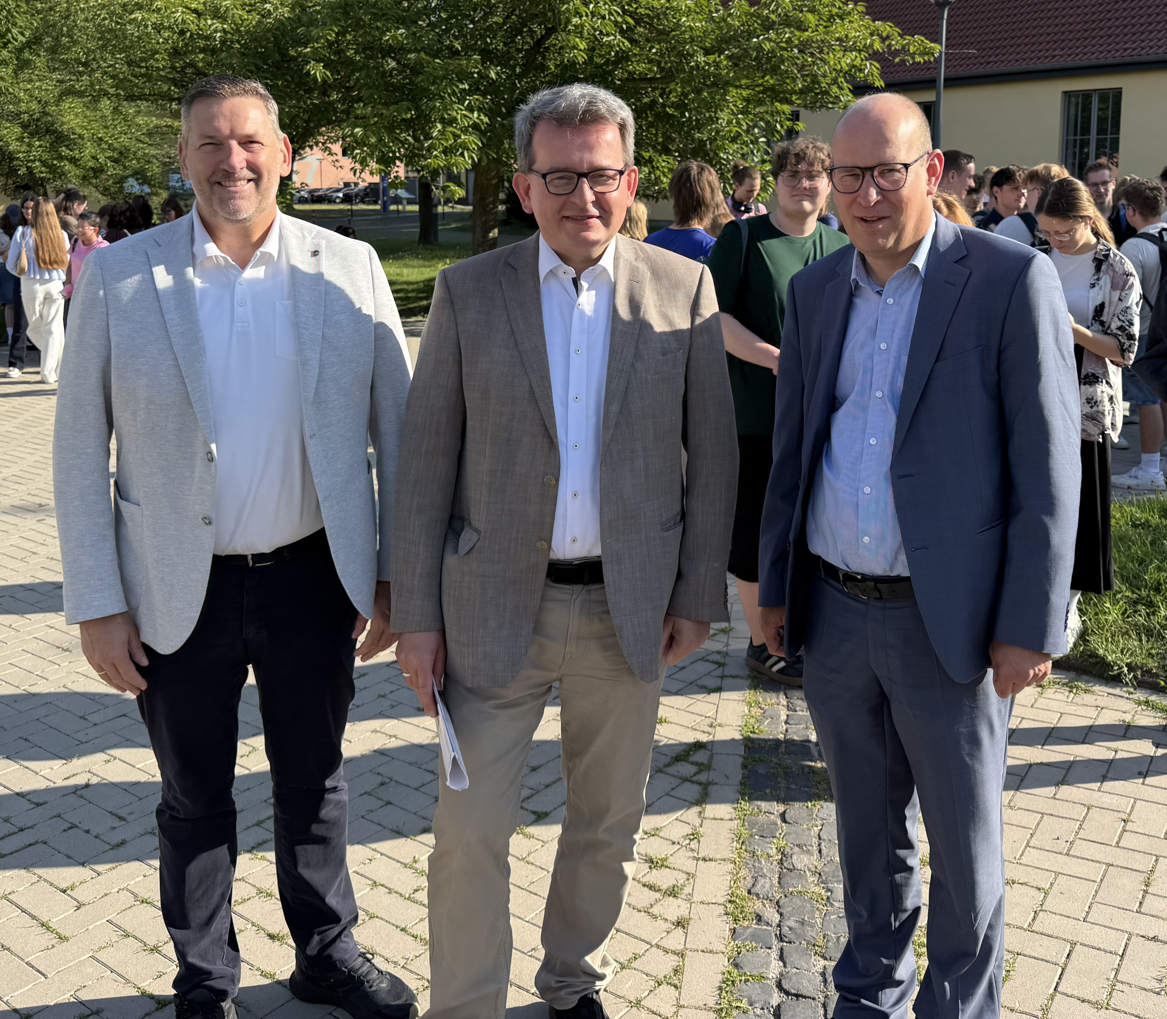 Dr. Ulrich Müller, Kanzler der Fachhochschule Südwestfalen, Oliver Schmale, Vorsitzender der Agentur für Arbeit Meschede-Soest und Prof. Dr. Dr. Alexander Prange, Rektor der Fachhochschule Südwestfalen, (v. li.) begrüßten rund 1300 Schüler*innen.