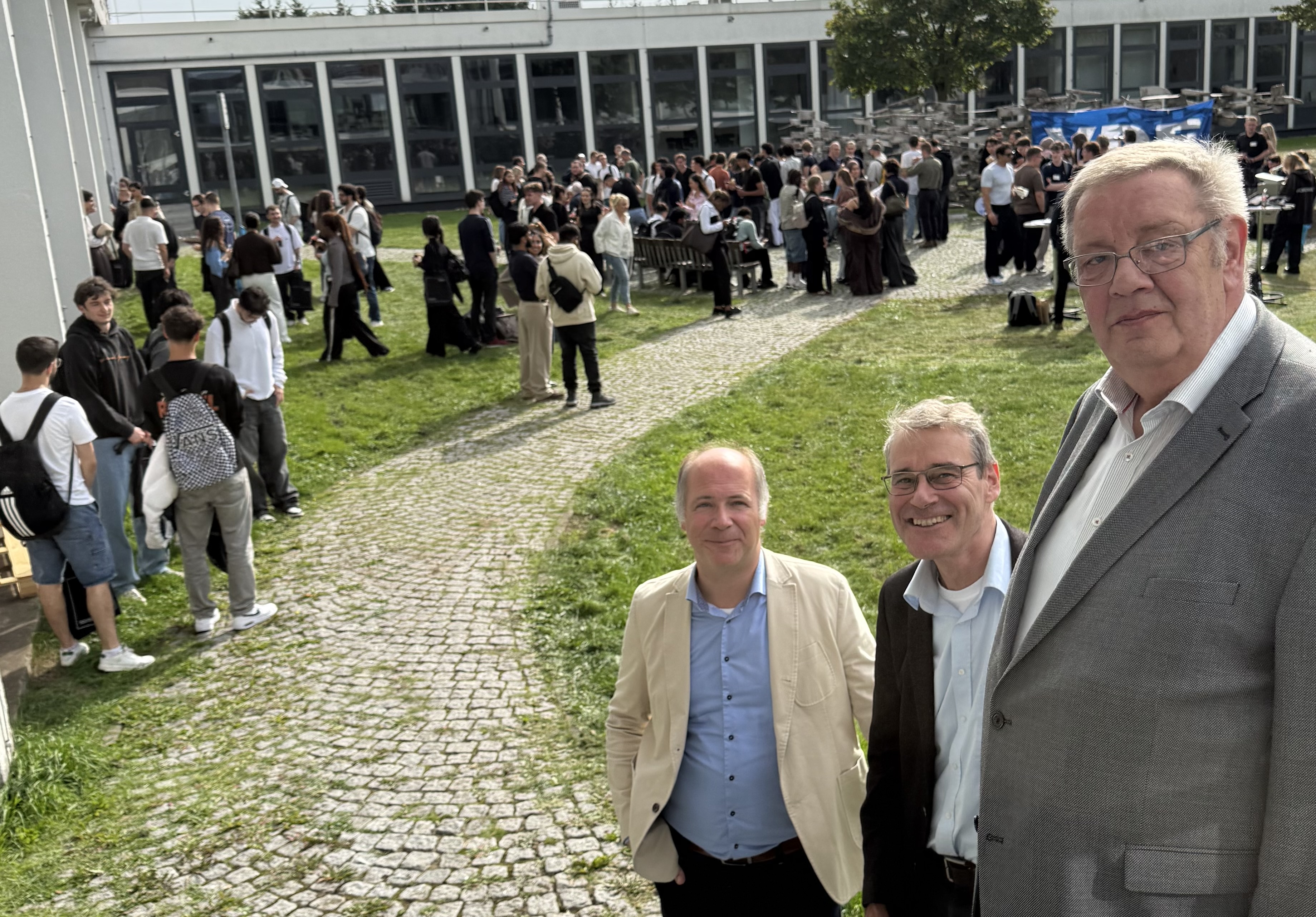 Prof. Dr. Sven Exnowski, Prof. Dr. Andreas der Vries und Ralf Quardt (v. li.) begrüßten die neuen Studierenden der FH Südwestfalen in Hagen.