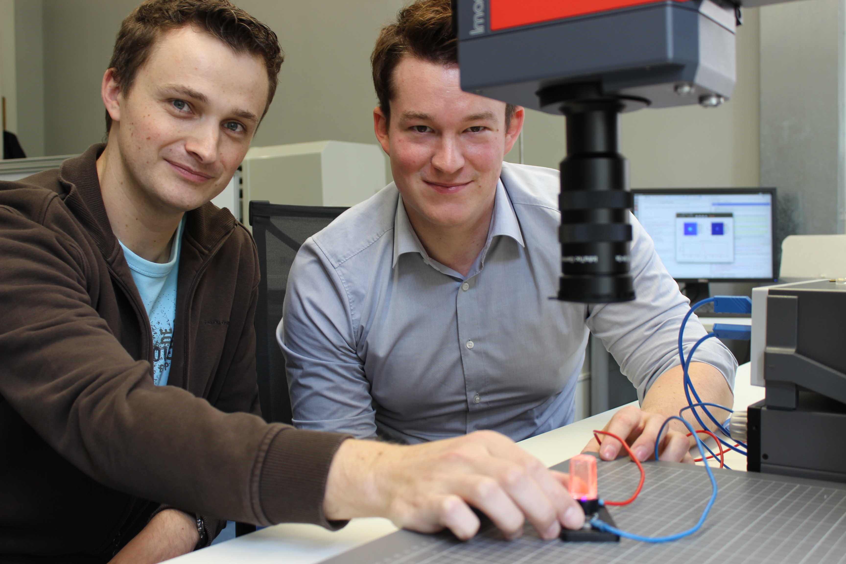 (v.l.) Sebastian Loos und Florian Wagner forschen daran, wie die Effizienz und Lebensdauer von Leuchtdioden noch gesteigert werden kann. Foto: Pösentrup