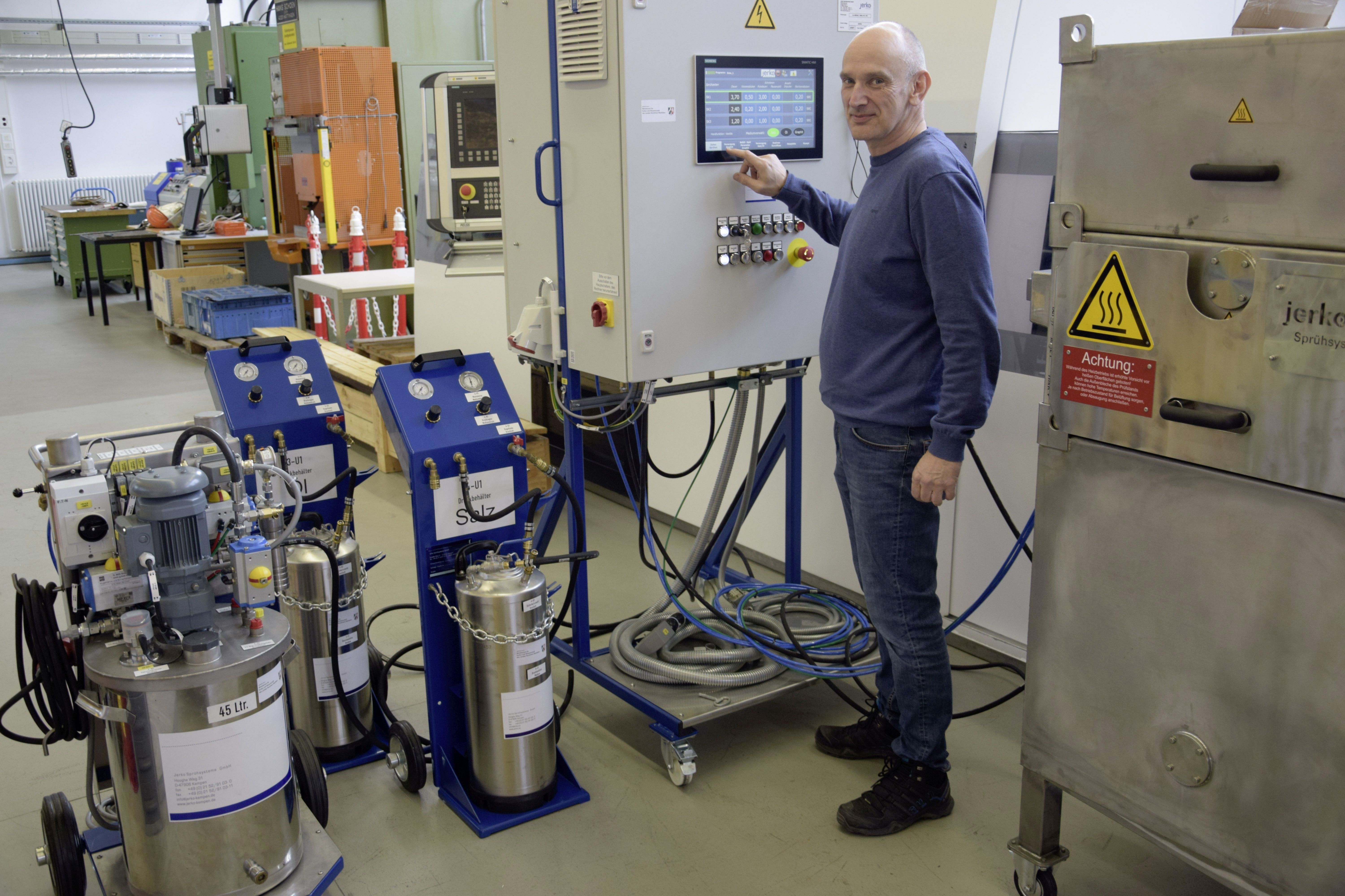 Rainer Labs, wissenschaftlicher Mitarbeiter im Labor für Massivumformung, hat die neue Anlage schon in Betrieb genommen.