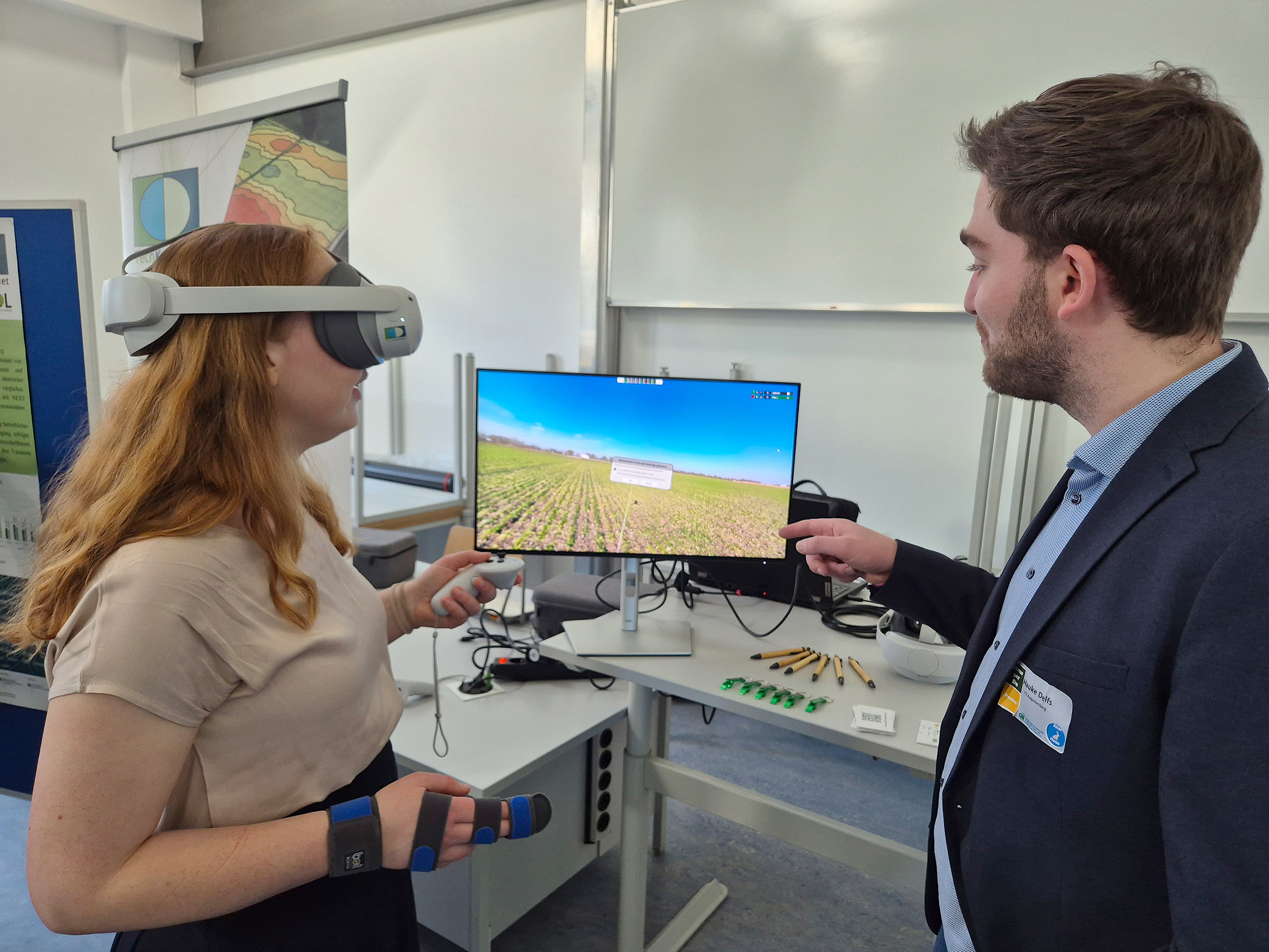 Auf großes Interesse stieß u.a. die immersive Virtual-Reality-Anwendung aus dem Projekt TechKnowNet, die eine passgenaue Düngung möglich macht. Fotos (2): FH / Sandra Pösentrup